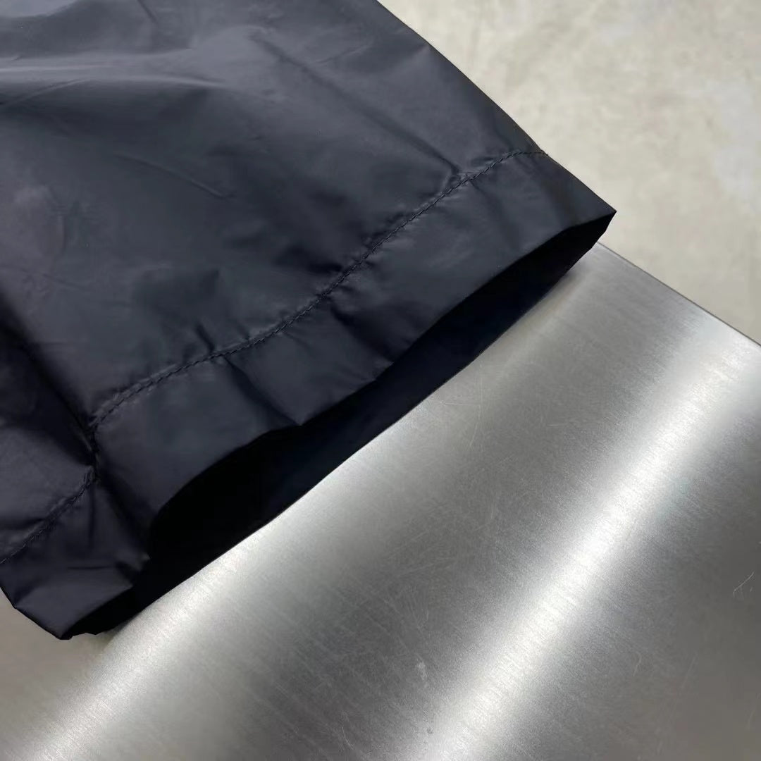 Hemd mit minimalistischen Ärmeln und Dreieckslogo 