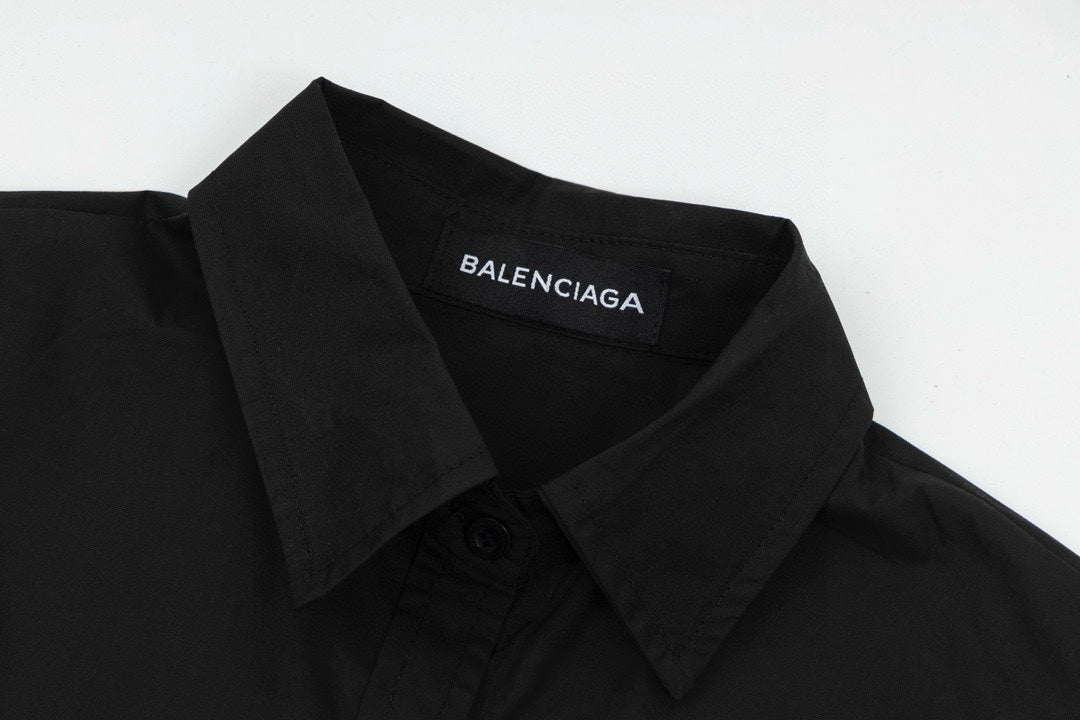 chemise avec logo en relief sur le dos