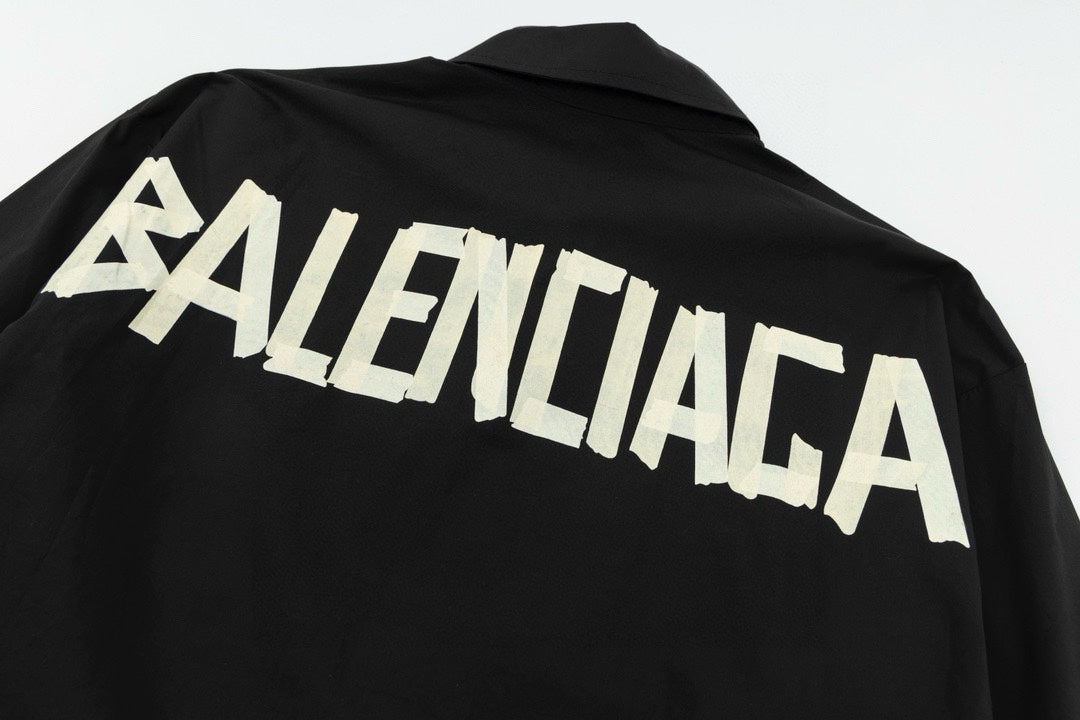 chemise avec logo en relief sur le dos