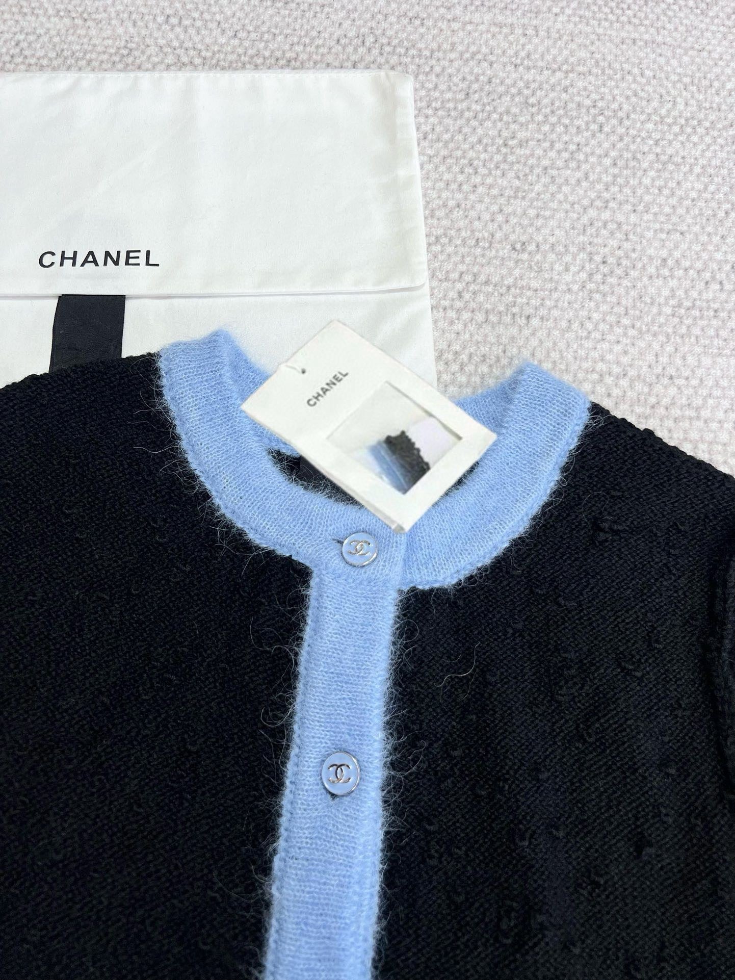 Cardigan bleu contrasté