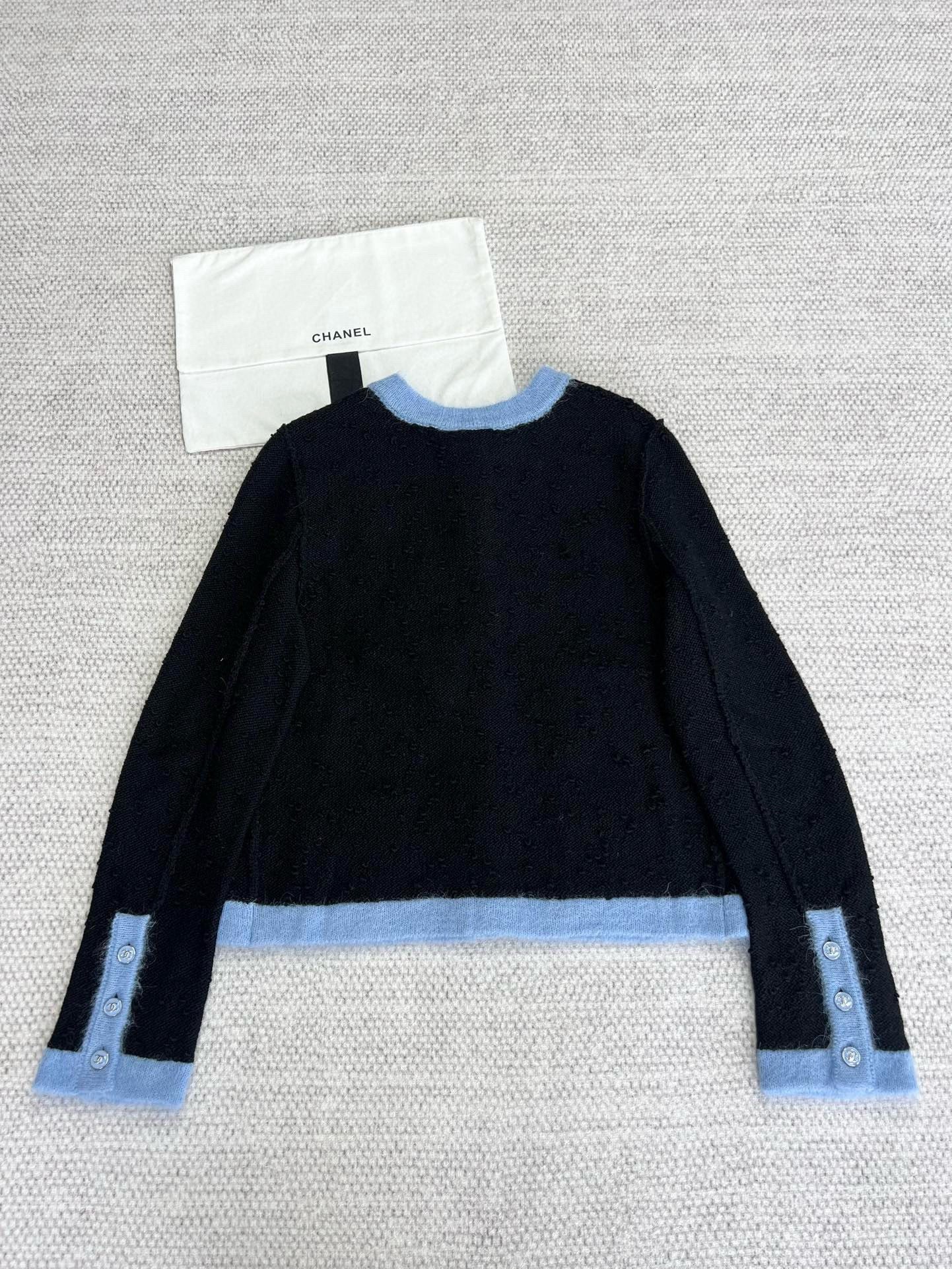 Cardigan bleu contrasté