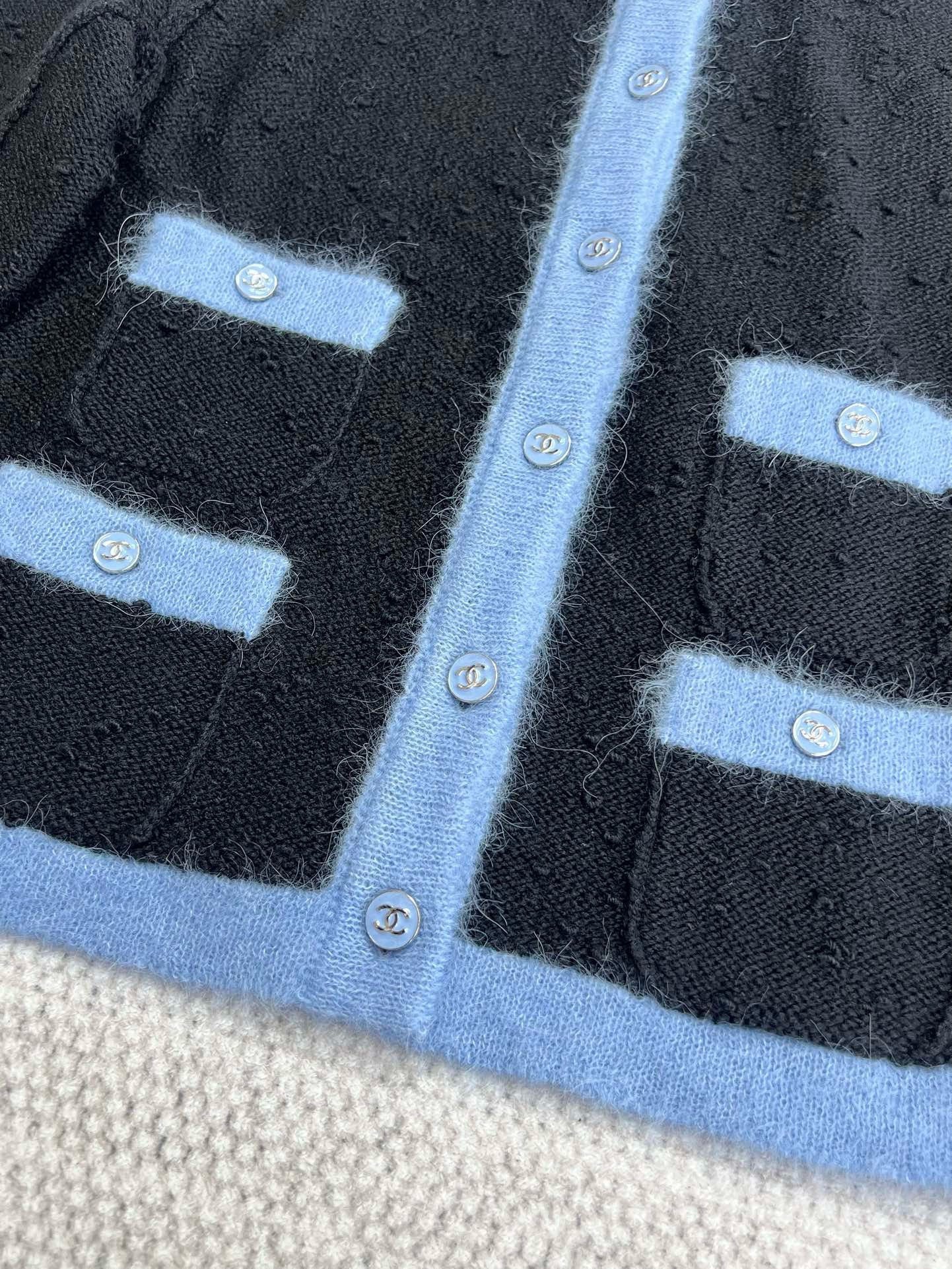 Cardigan bleu contrasté