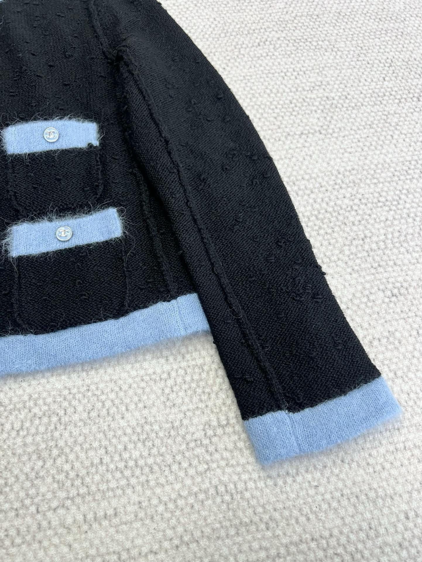 Cardigan bleu contrasté