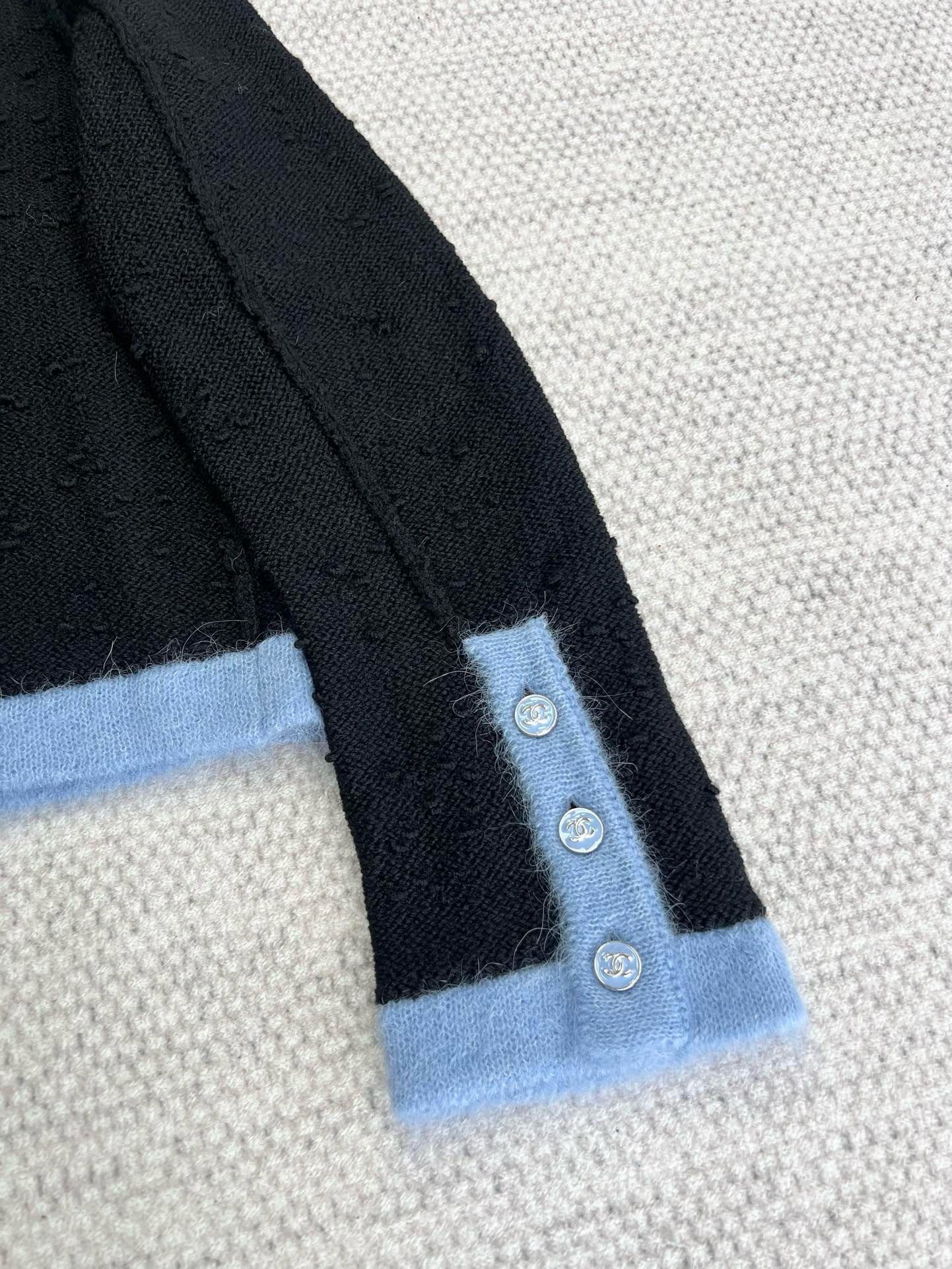 Cardigan bleu contrasté