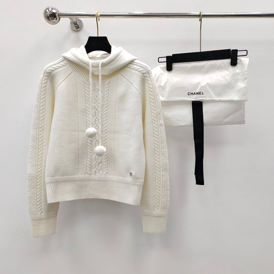 Dreidimensionales Jacquard-Stricktop mit Kugelanhänger und Kapuze