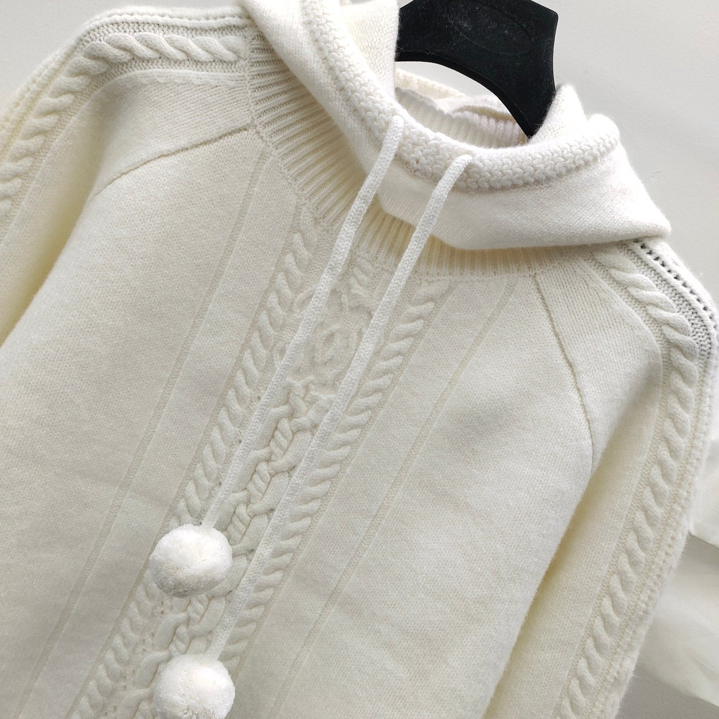Haut tricoté à capuche avec pendentif boule jacquard tridimensionnel