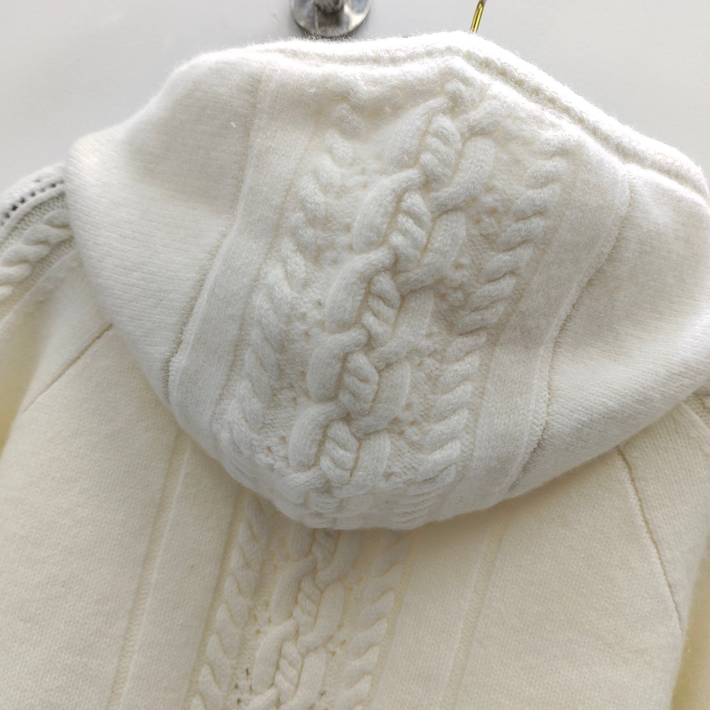 Haut tricoté à capuche avec pendentif boule jacquard tridimensionnel