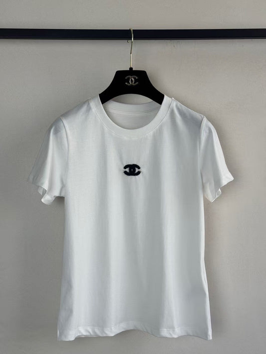 Dreidimensional besticktes T-Shirt aus Samt mit Doppel-C 