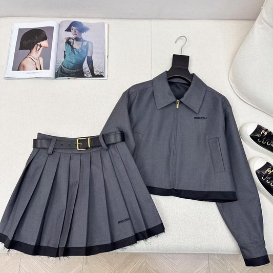 Anzug aus Jacke mit gespleißtem Revers und Faltenrock mit Gürtel