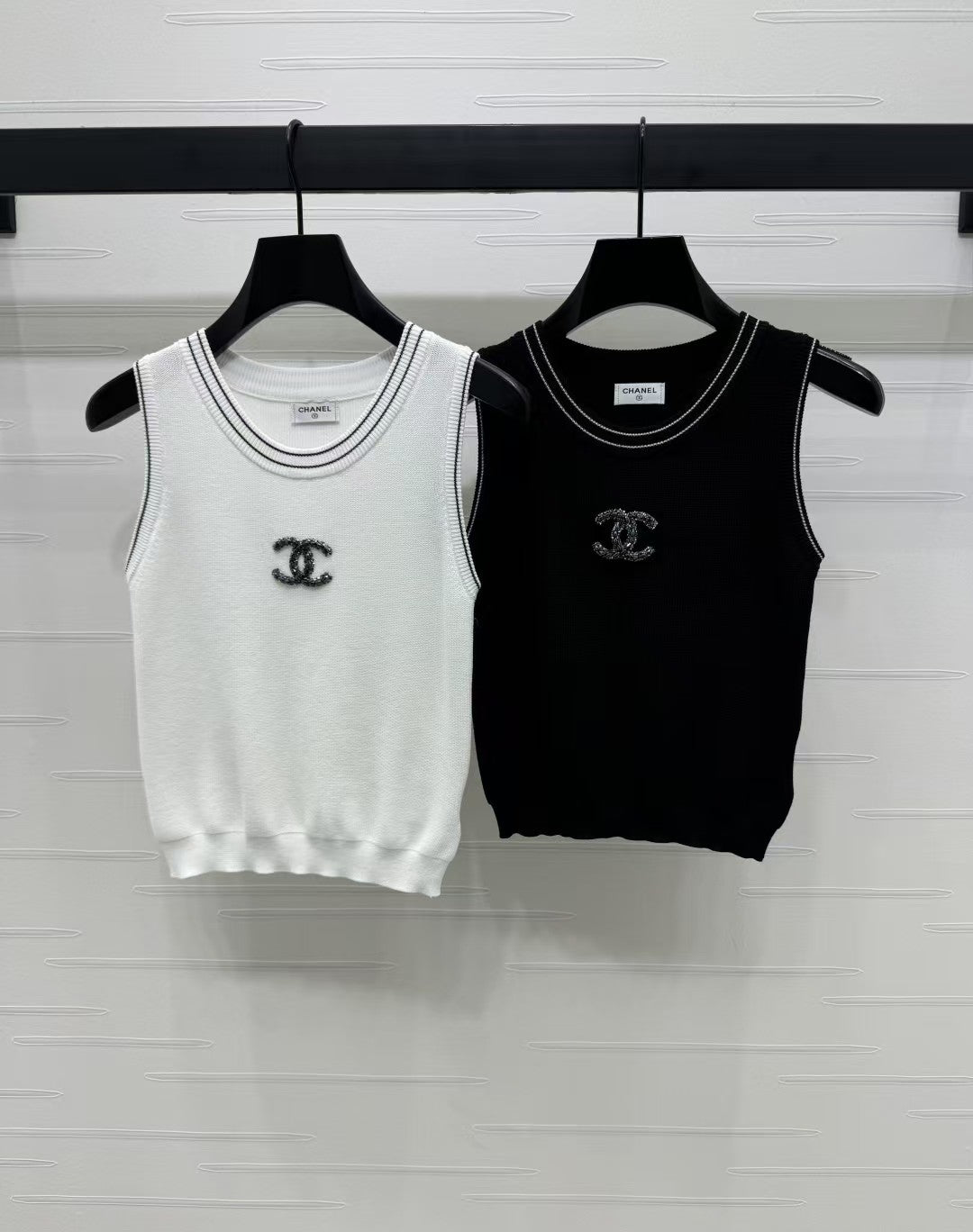 Gilet tricoté avec logo perlé
