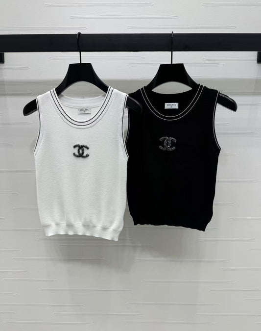 Gilet tricoté avec logo perlé