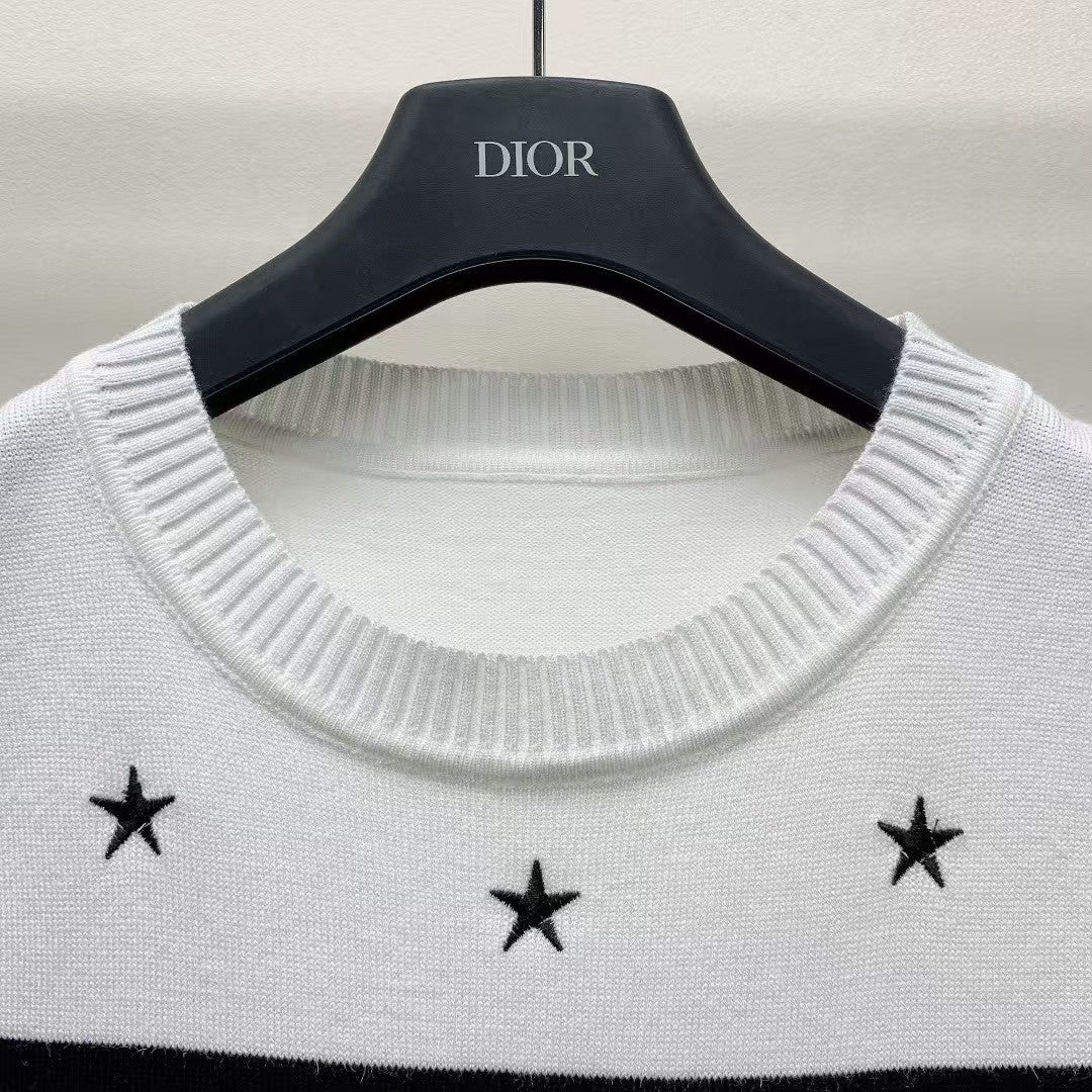 Pull tricoté brodé à col rond et manches courtes 25ss