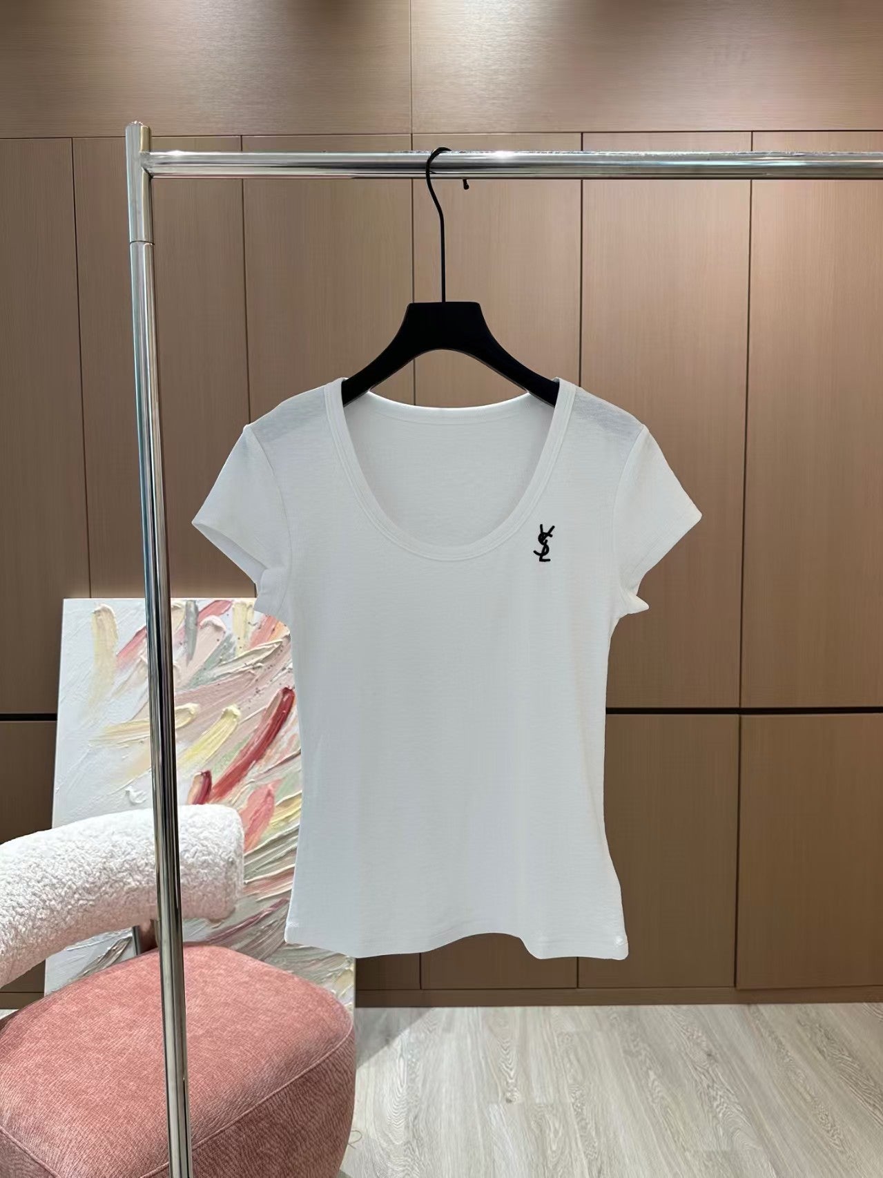 25 nouveaux t-shirts à manches courtes avec broderies de couleurs contrastées