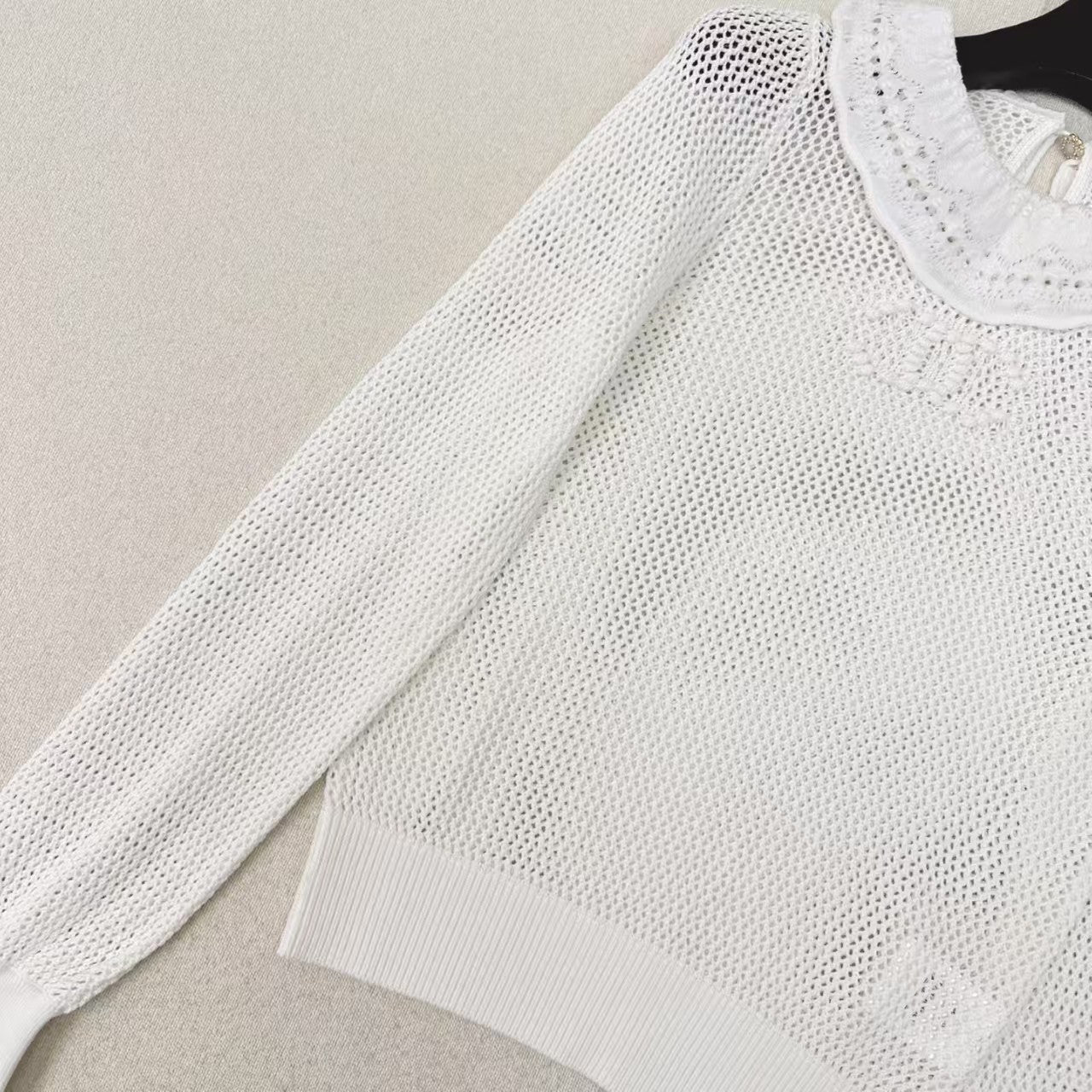 Cardigan en tricot à col en dentelle et volants de début de printemps