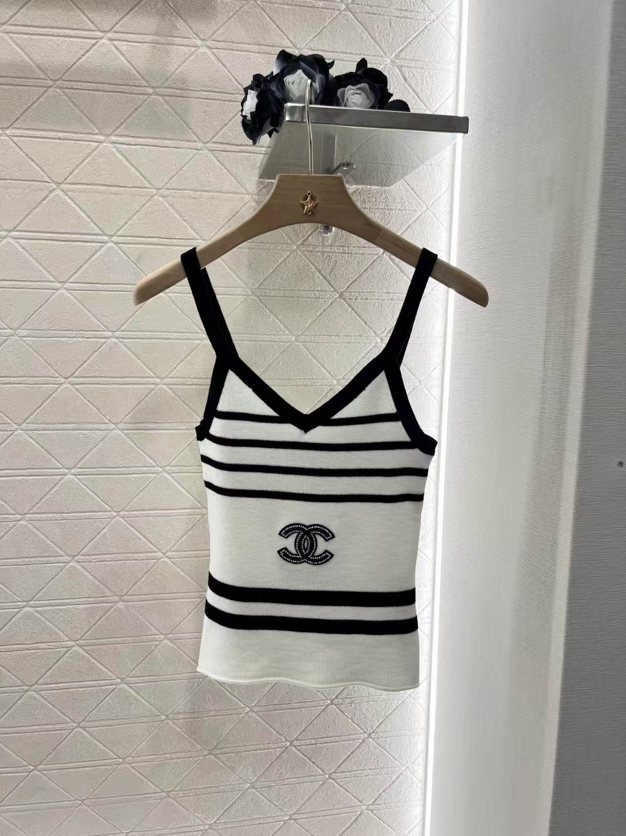 Gilet en tricot rayé et perlé