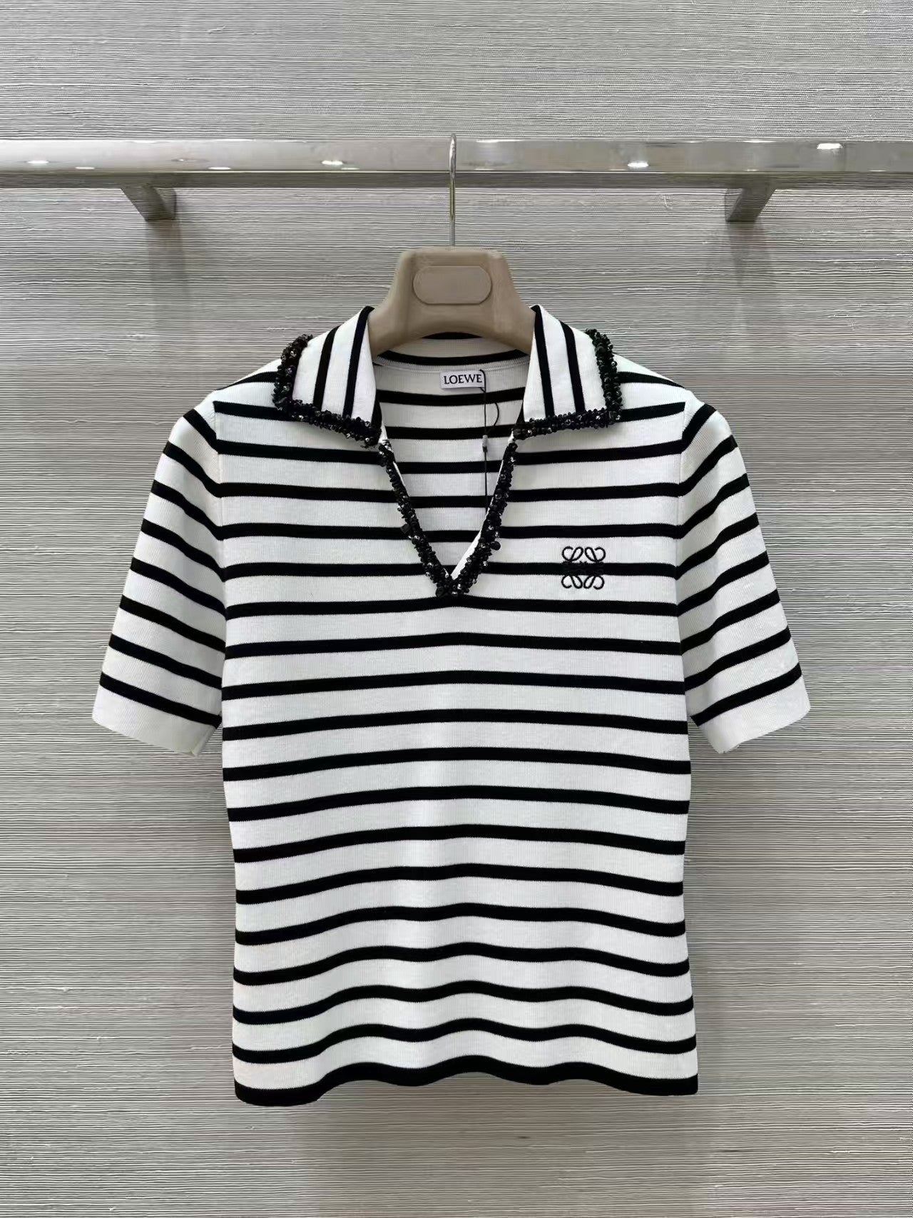 Polo rayé en tricot à manches courtes