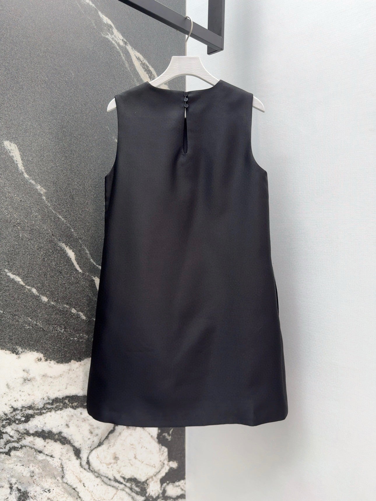 Robe droite en satin noir avec ornements floraux 3D 