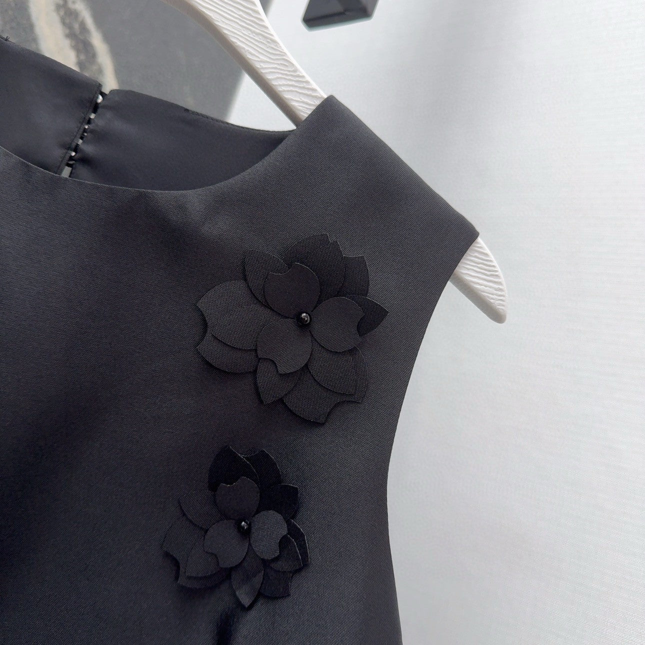 Robe droite en satin noir avec ornements floraux 3D 