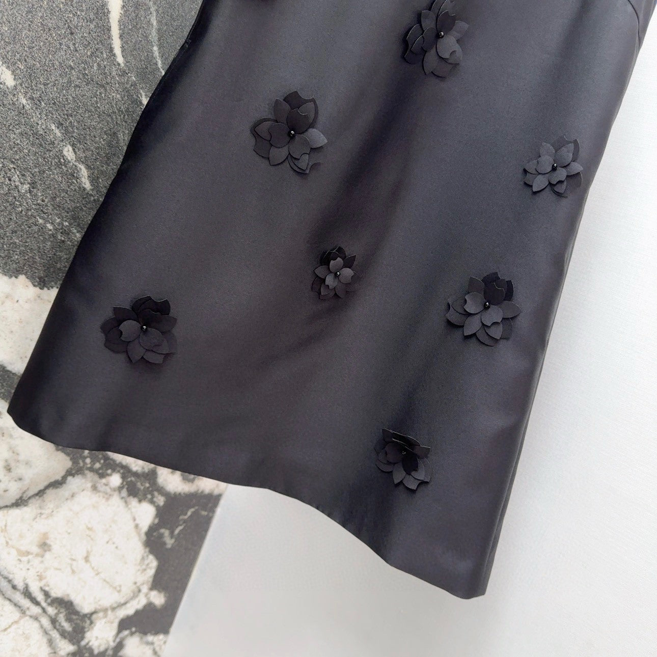 Robe droite en satin noir avec ornements floraux 3D 