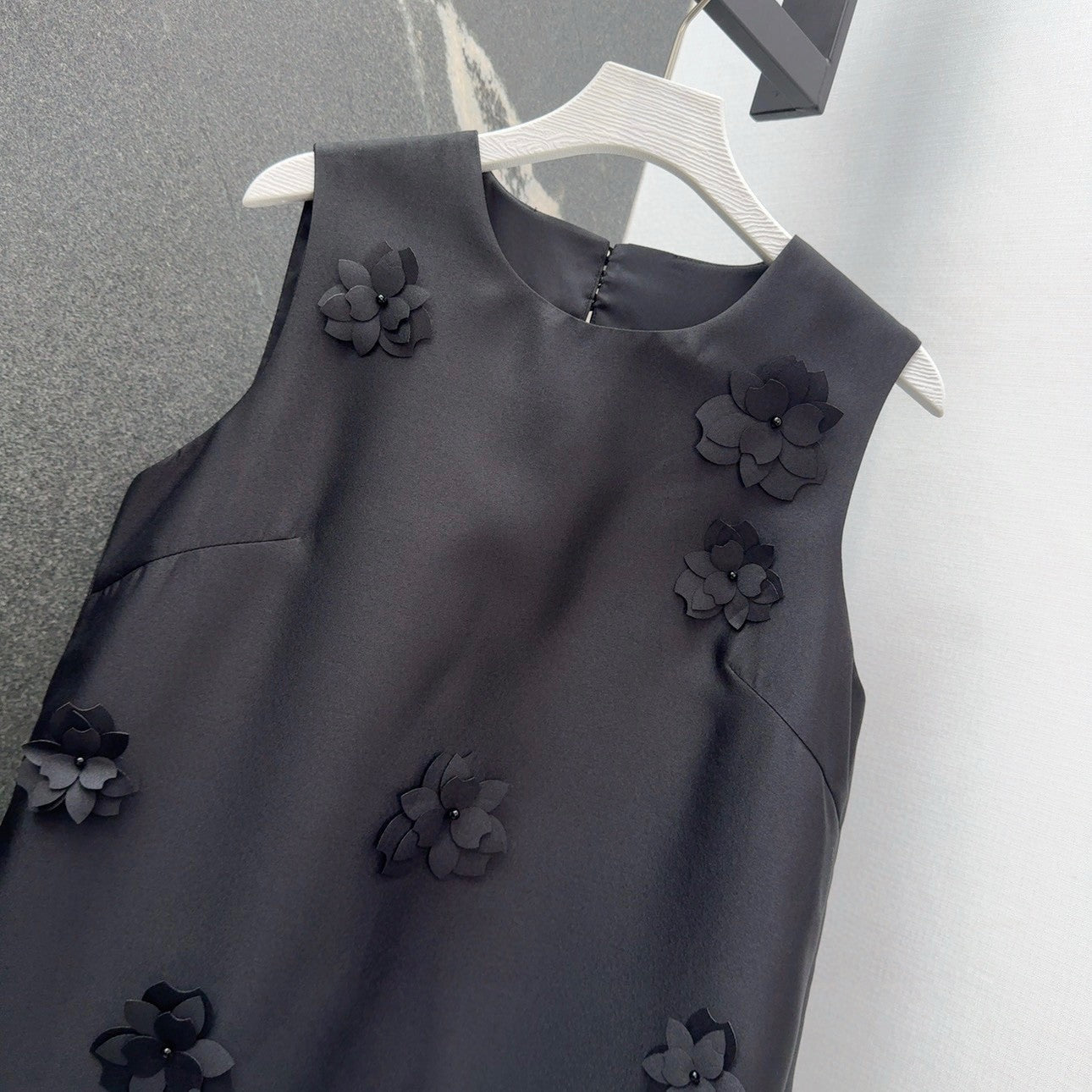 Robe droite en satin noir avec ornements floraux 3D 