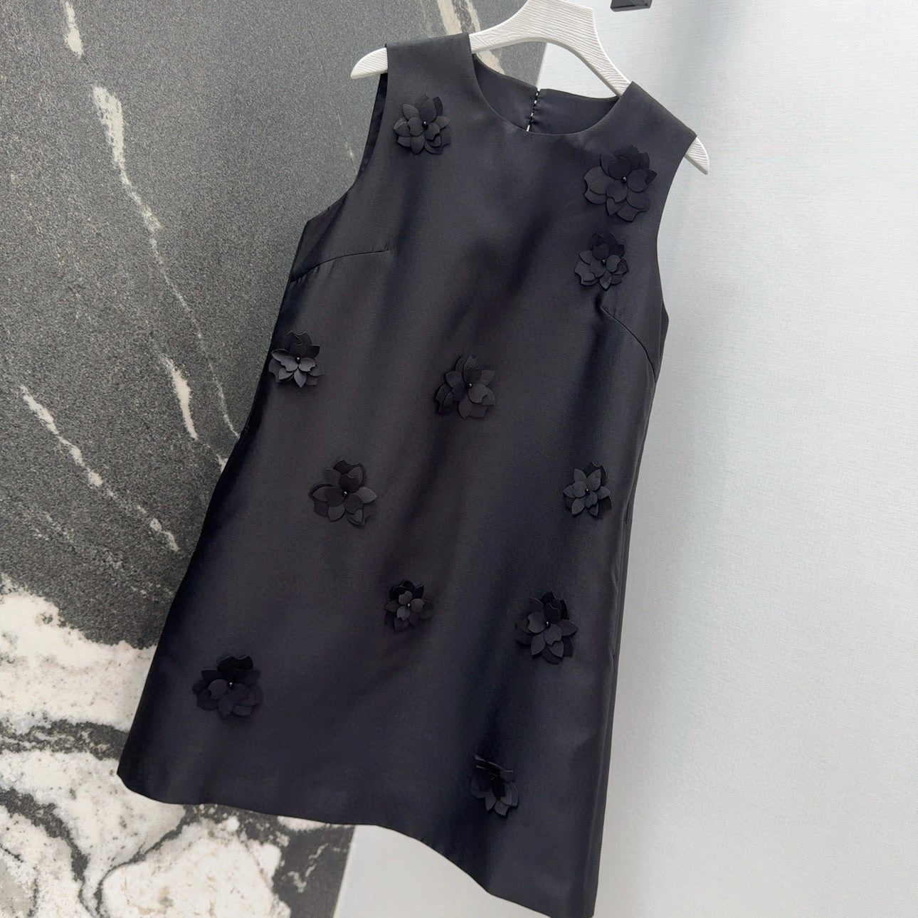 Robe droite en satin noir avec ornements floraux 3D 