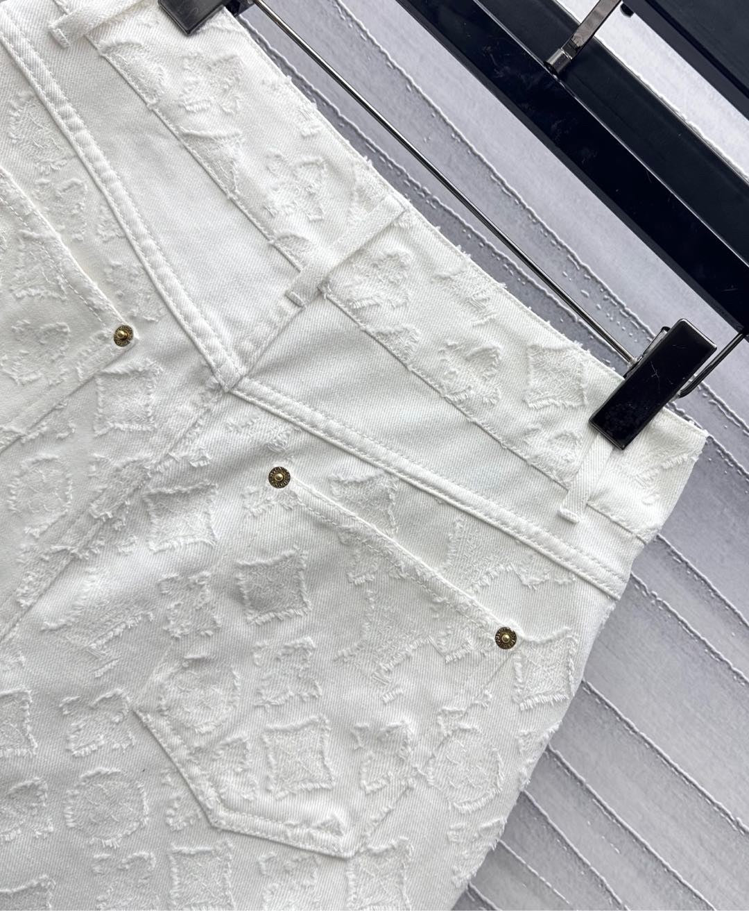 Ensemble coordonné en denim blanc avec motifs en relief et détails métalliques 
