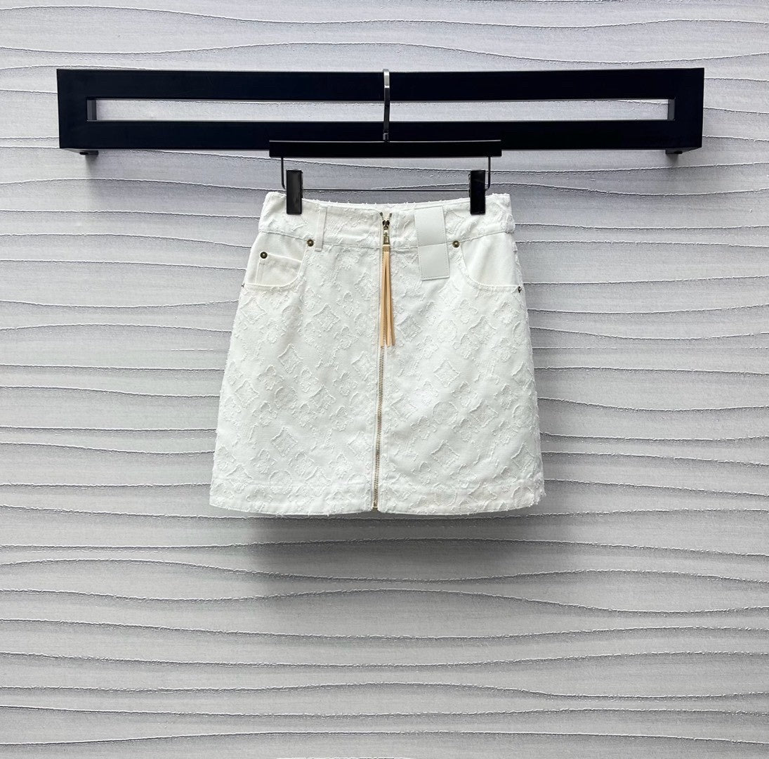 Ensemble coordonné en denim blanc avec motifs en relief et détails métalliques 