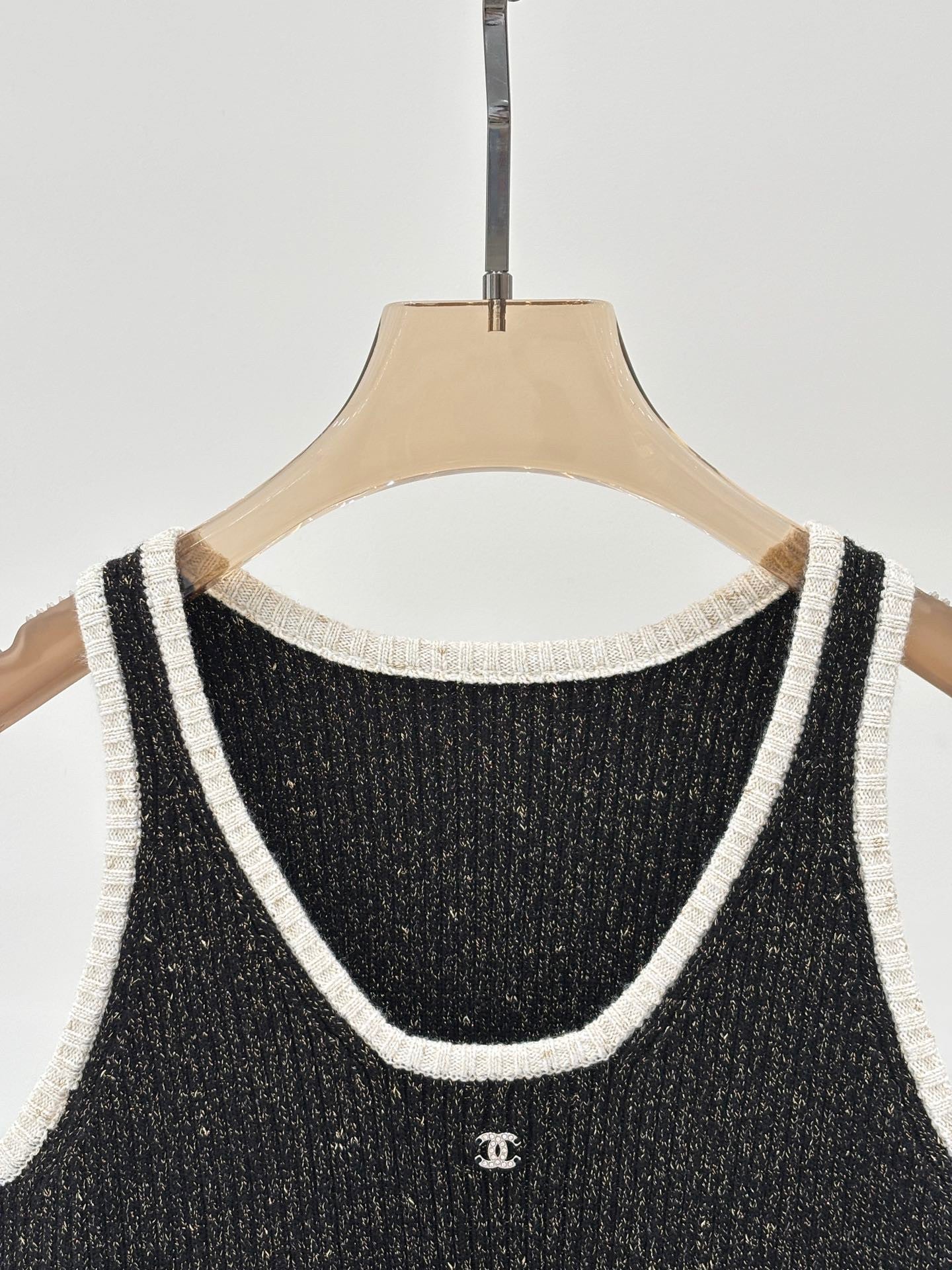 Débardeur en tricot tweed noir et blanc à motifs métallisés 