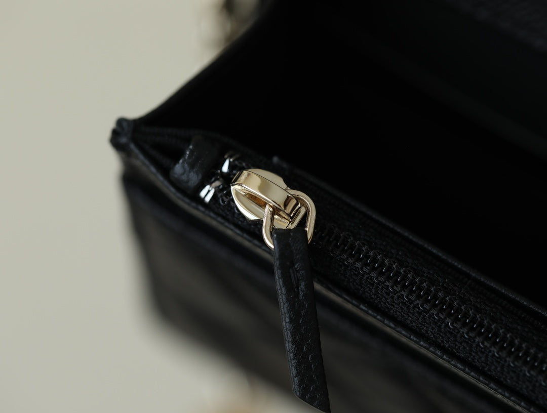 Portefeuille sur chaîne WOC caviar noir