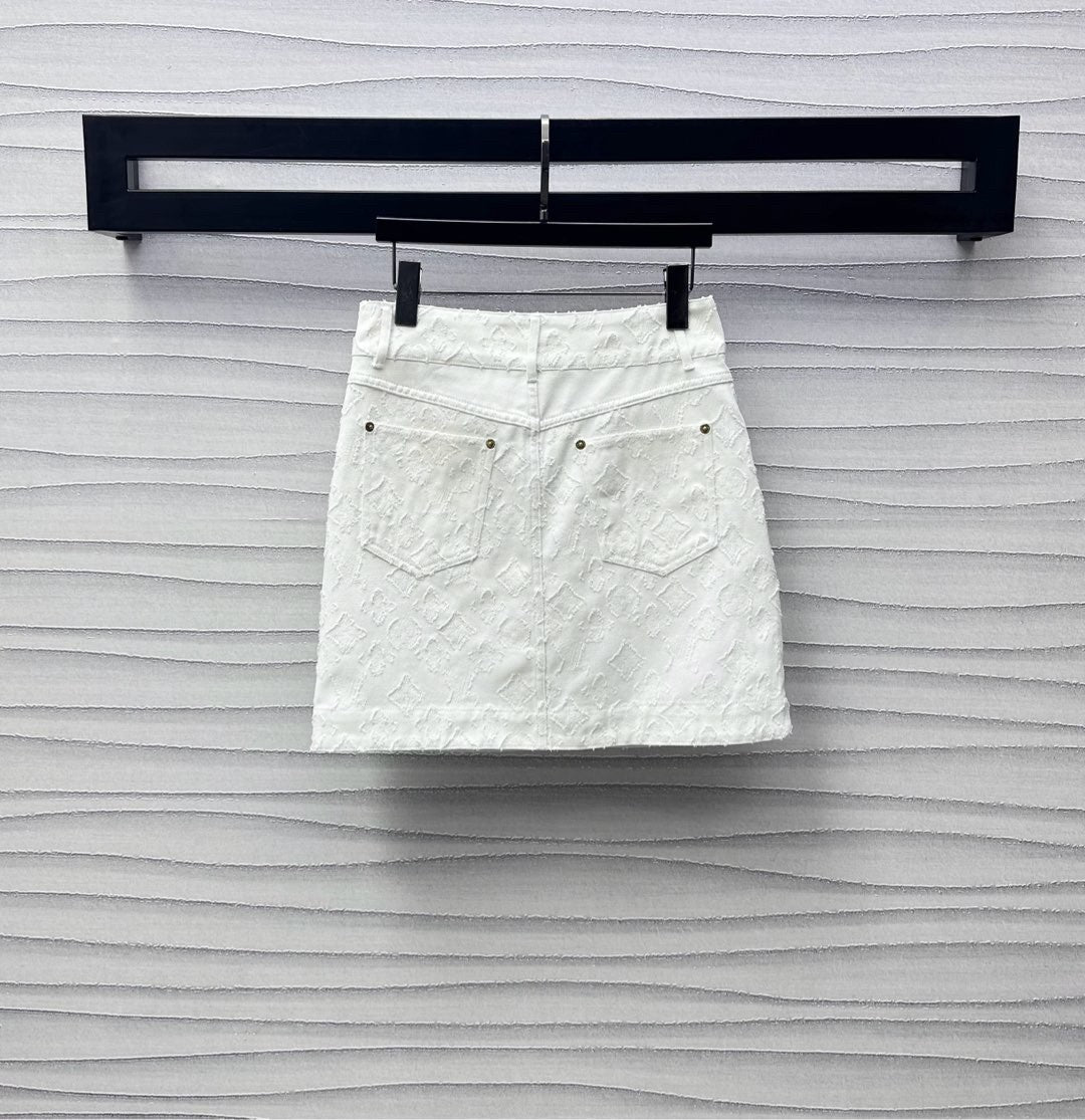 Ensemble coordonné en denim blanc avec motifs en relief et détails métalliques 