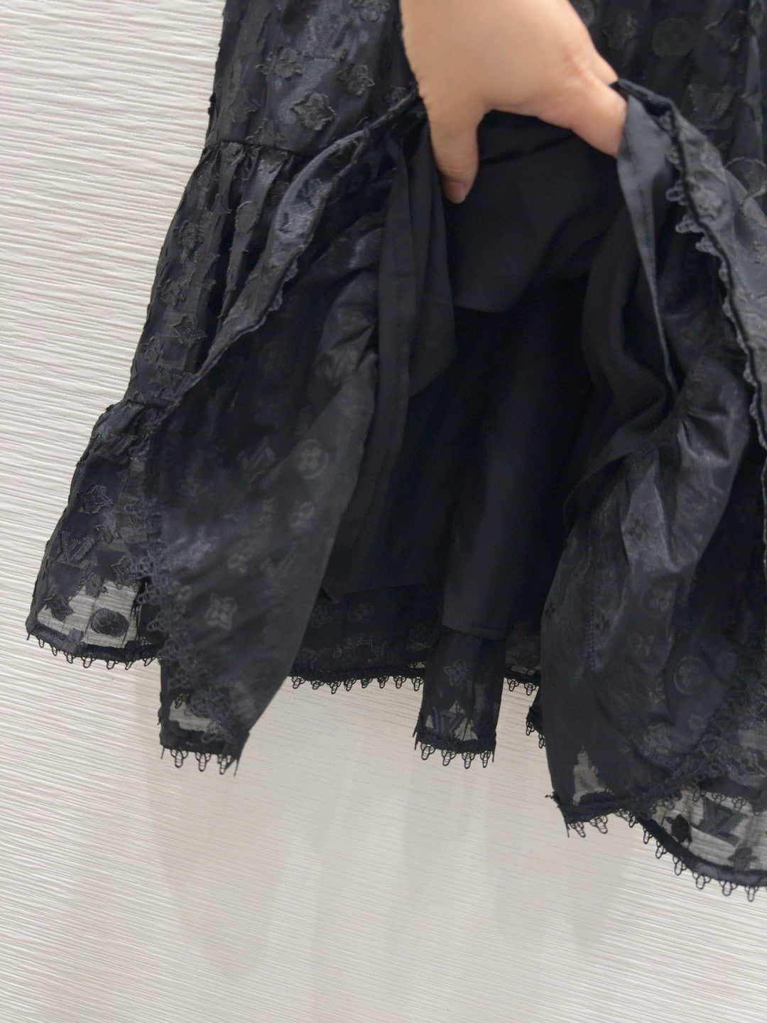 Robe midi à volants en dentelle noire 