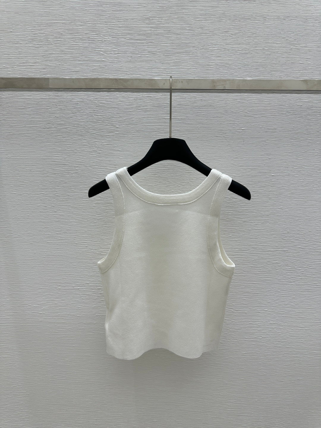 Solid color round neck letter embossed knitted vest