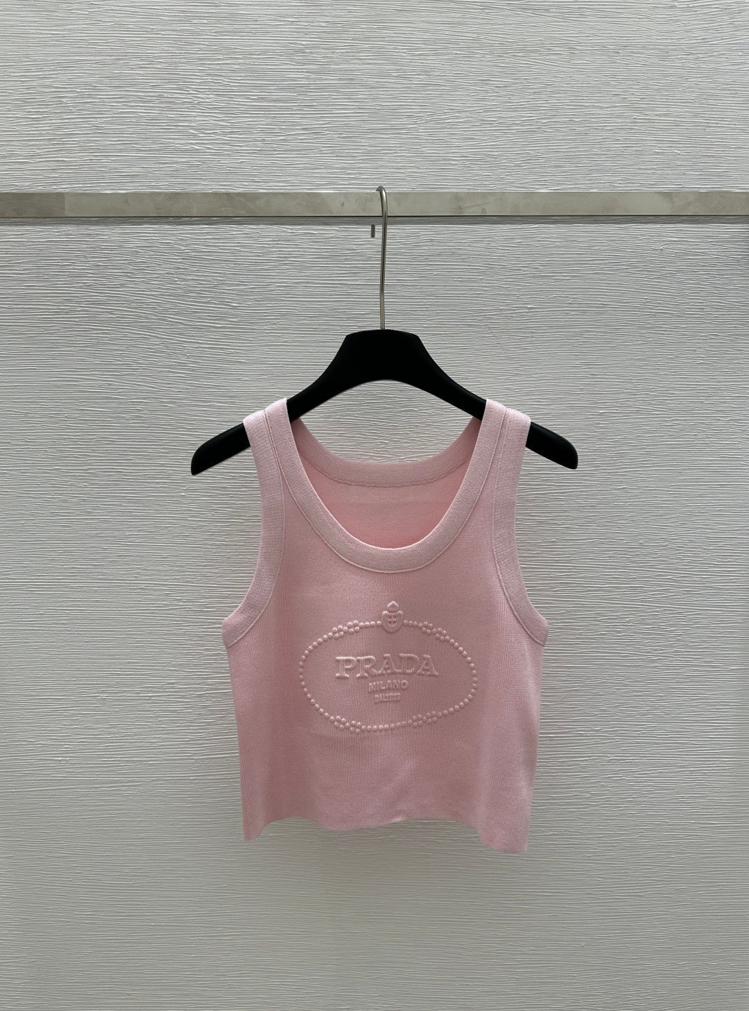 Solid color round neck letter embossed knitted vest