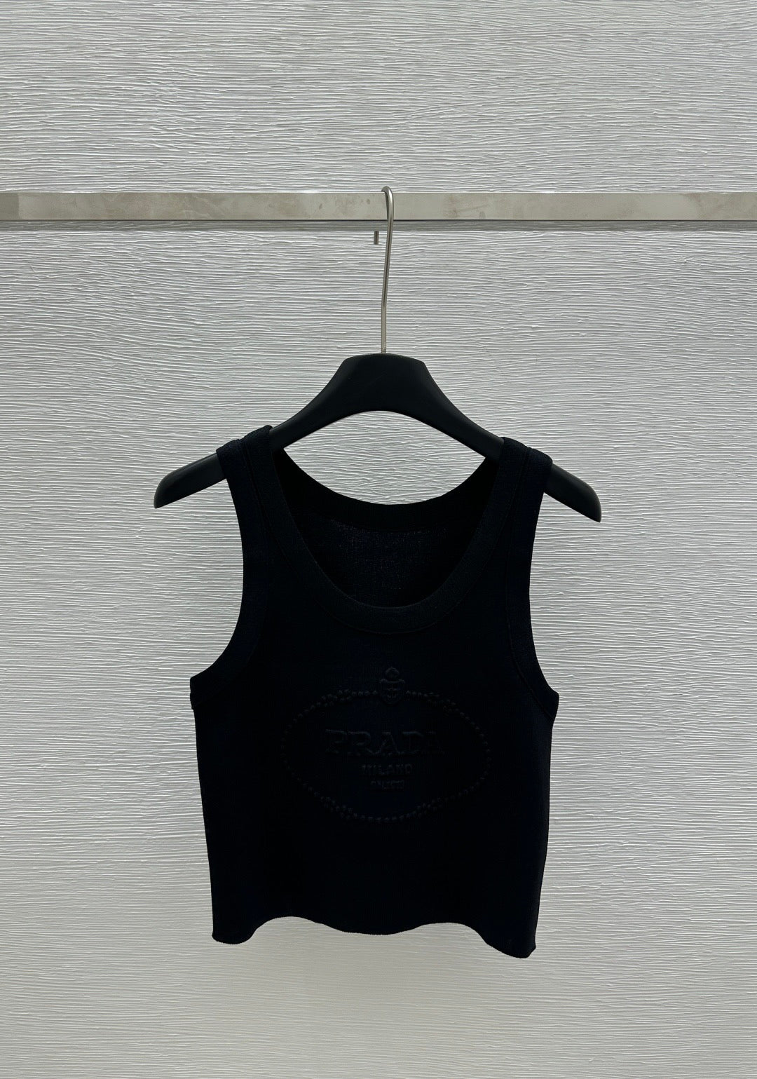 Solid color round neck letter embossed knitted vest