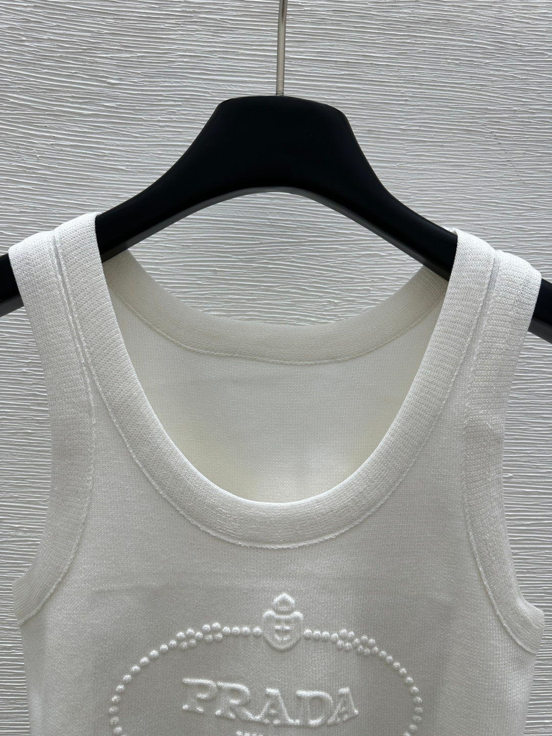 Solid color round neck letter embossed knitted vest