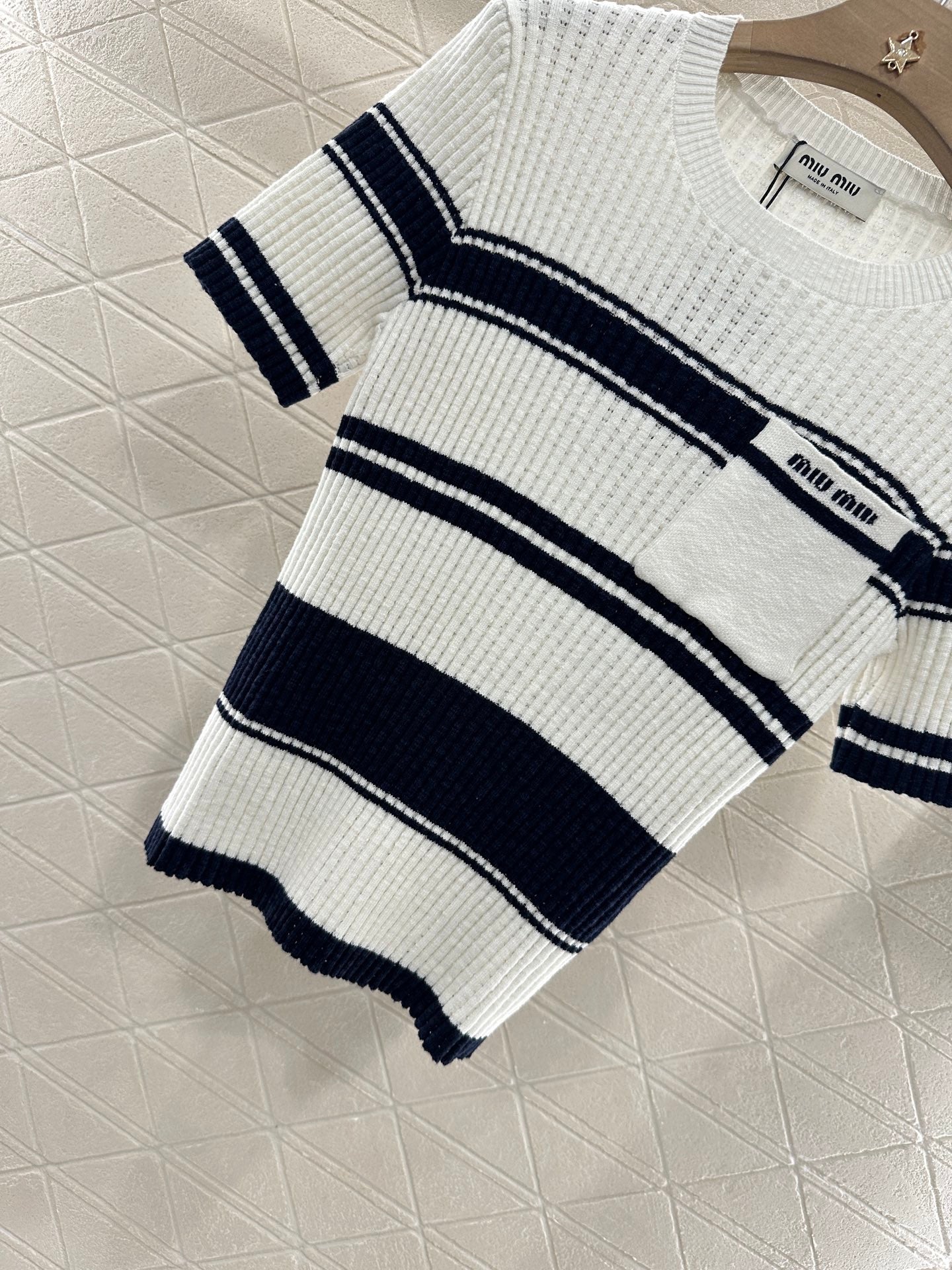 Gestreifte, gestrickte Kurzarm