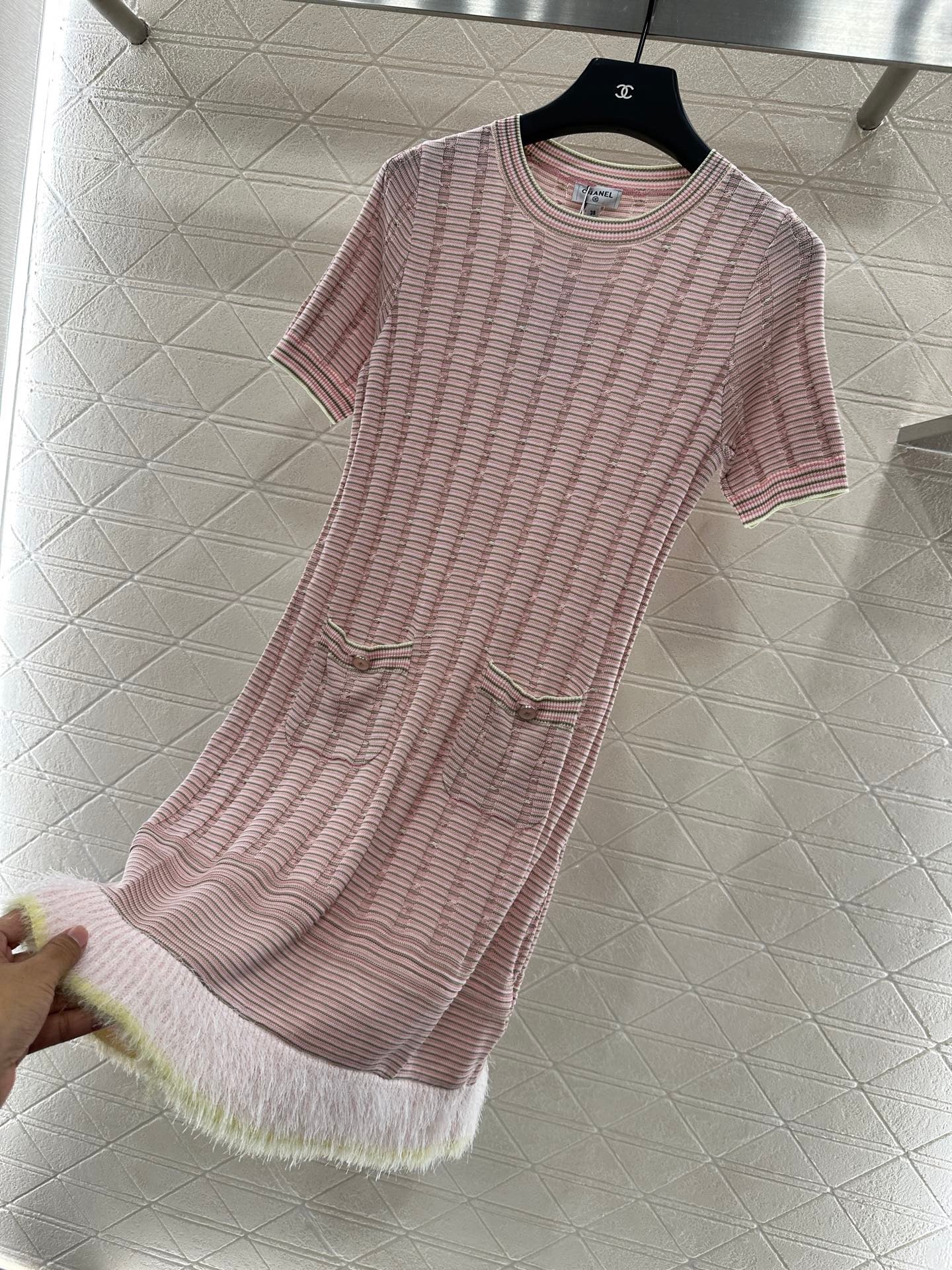 Contrast color knitted short-sleeved dress