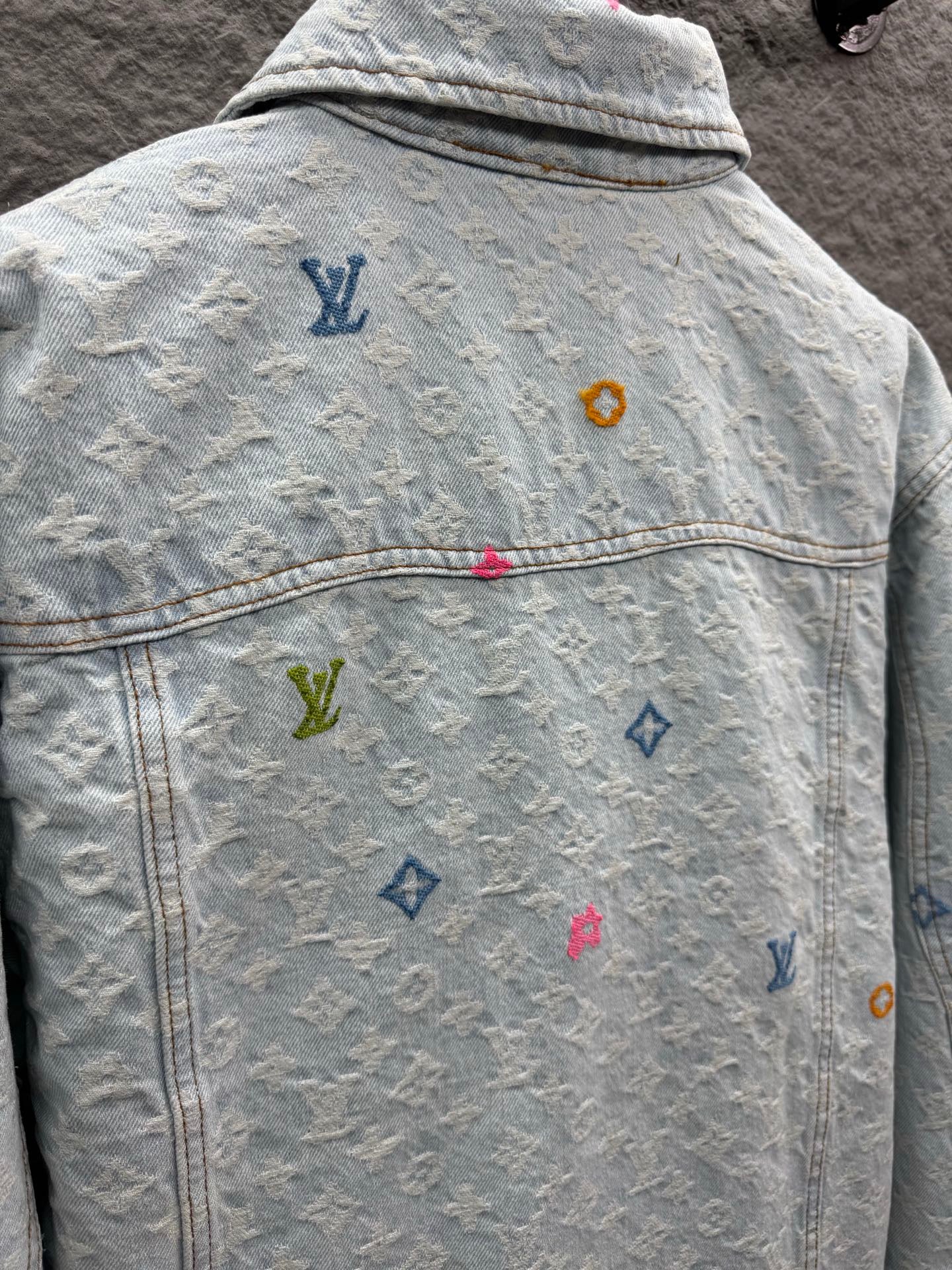 Veste zippée à manches longues et à capuche imprimée