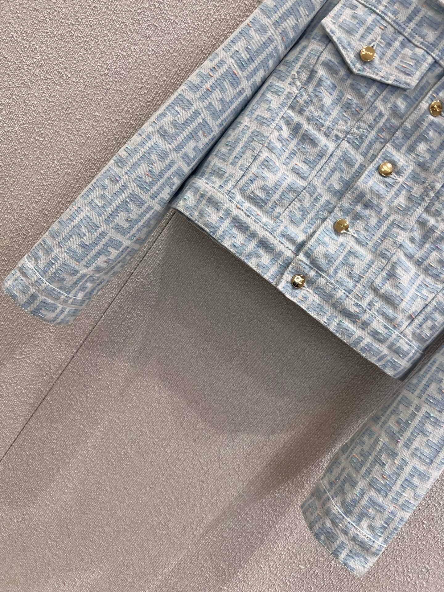 Cardigan tricoté à double lettre