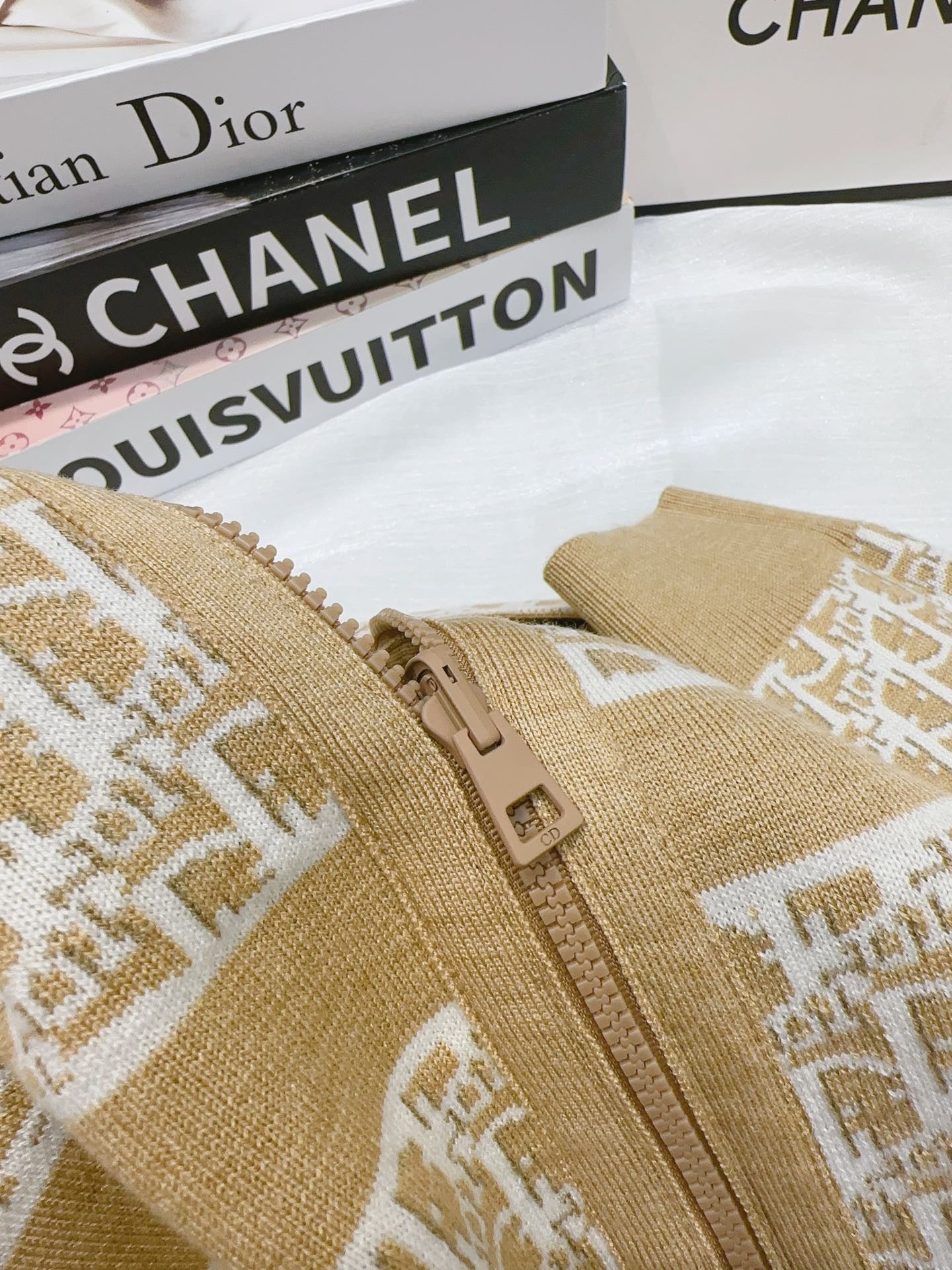 Reversible jacquard hooded zip-up wool jacket