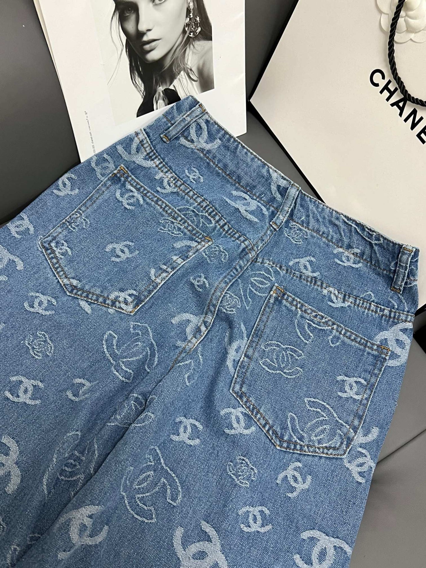 Poches arrière double C entièrement imprimées avec coutures à la main