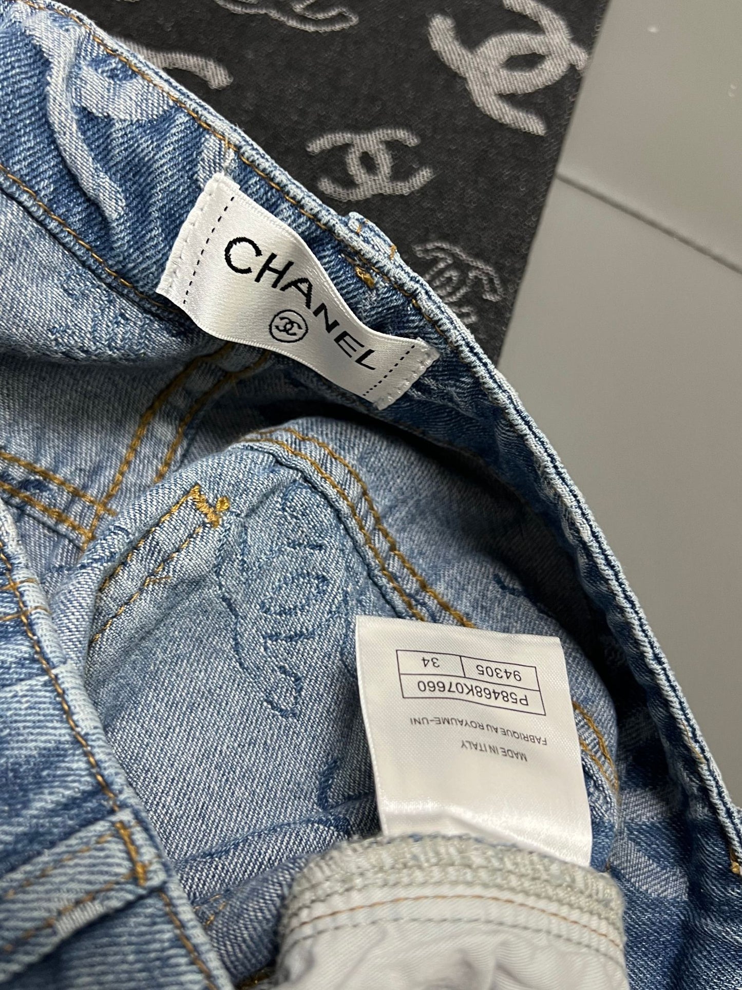 Poches arrière double C entièrement imprimées avec coutures à la main