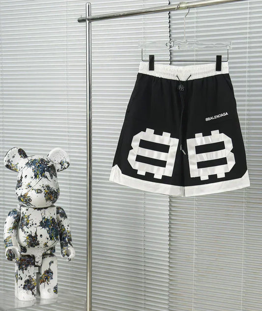 Shorts mit dreidimensionalen Gurtnähten und Stickereien in Kontrastfarbe für Frühling und Sommer