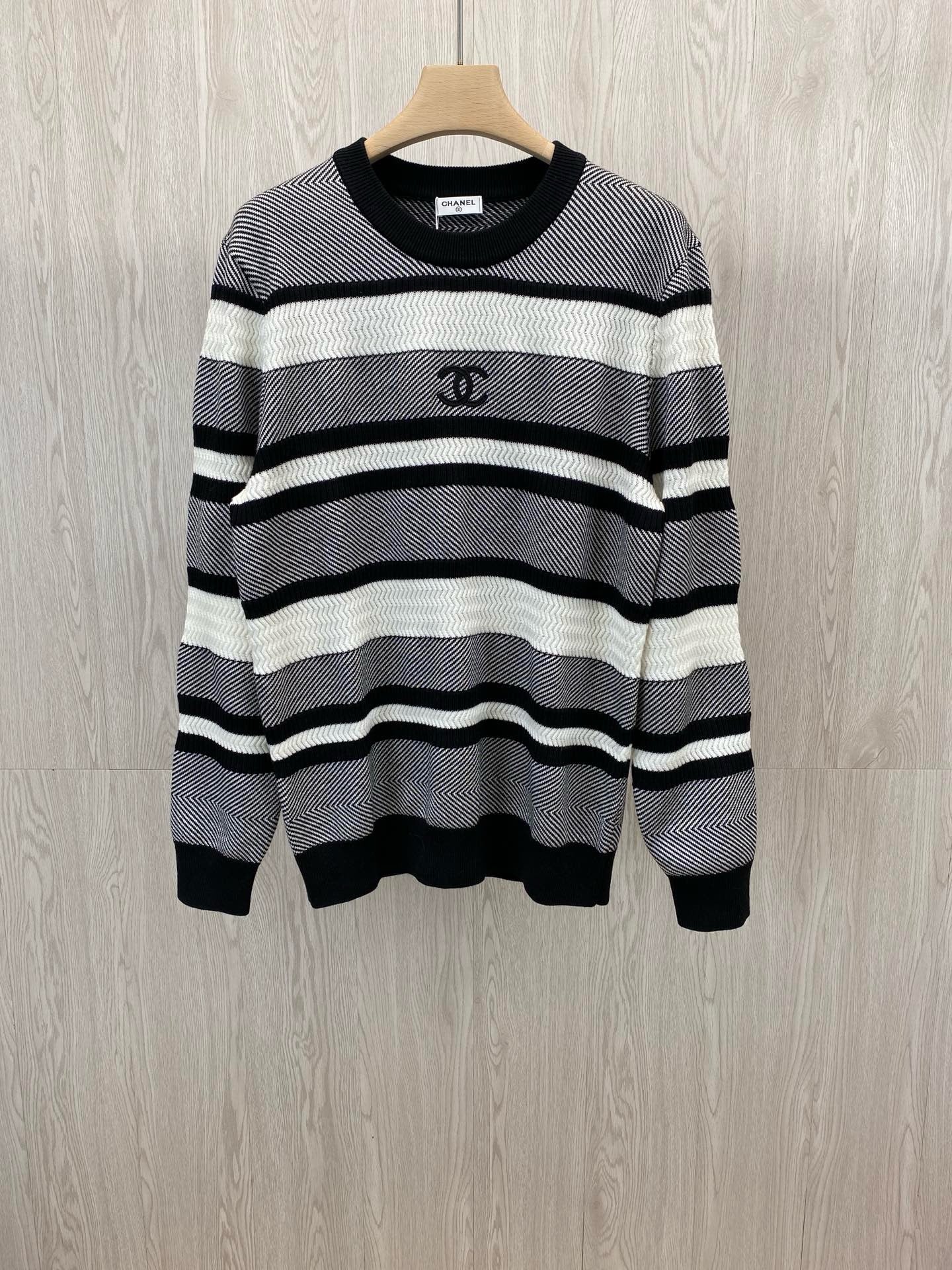Pull en tricot rayé brodé automne et hiver Xiao Xiang