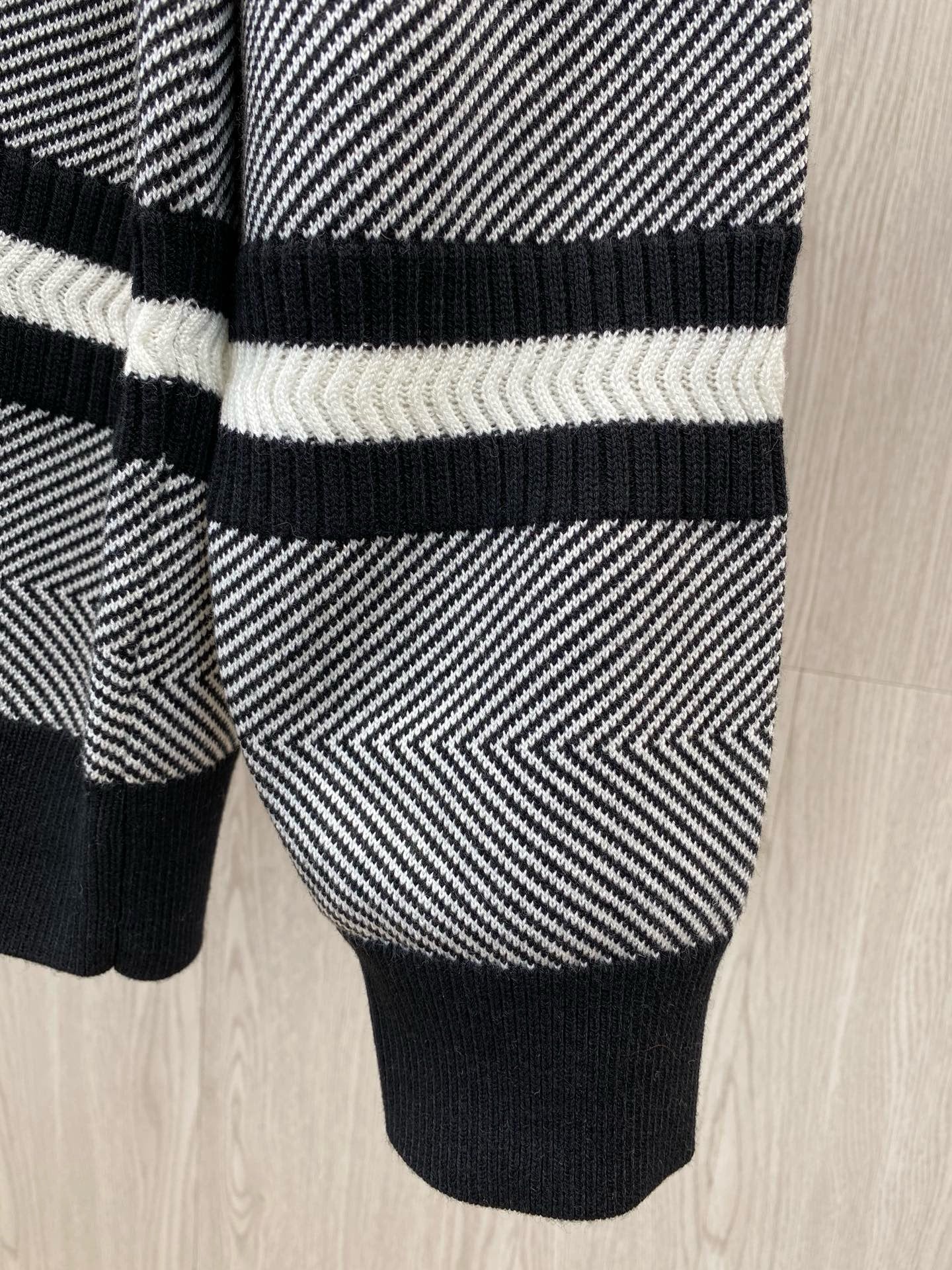 Pull en tricot rayé brodé automne et hiver Xiao Xiang