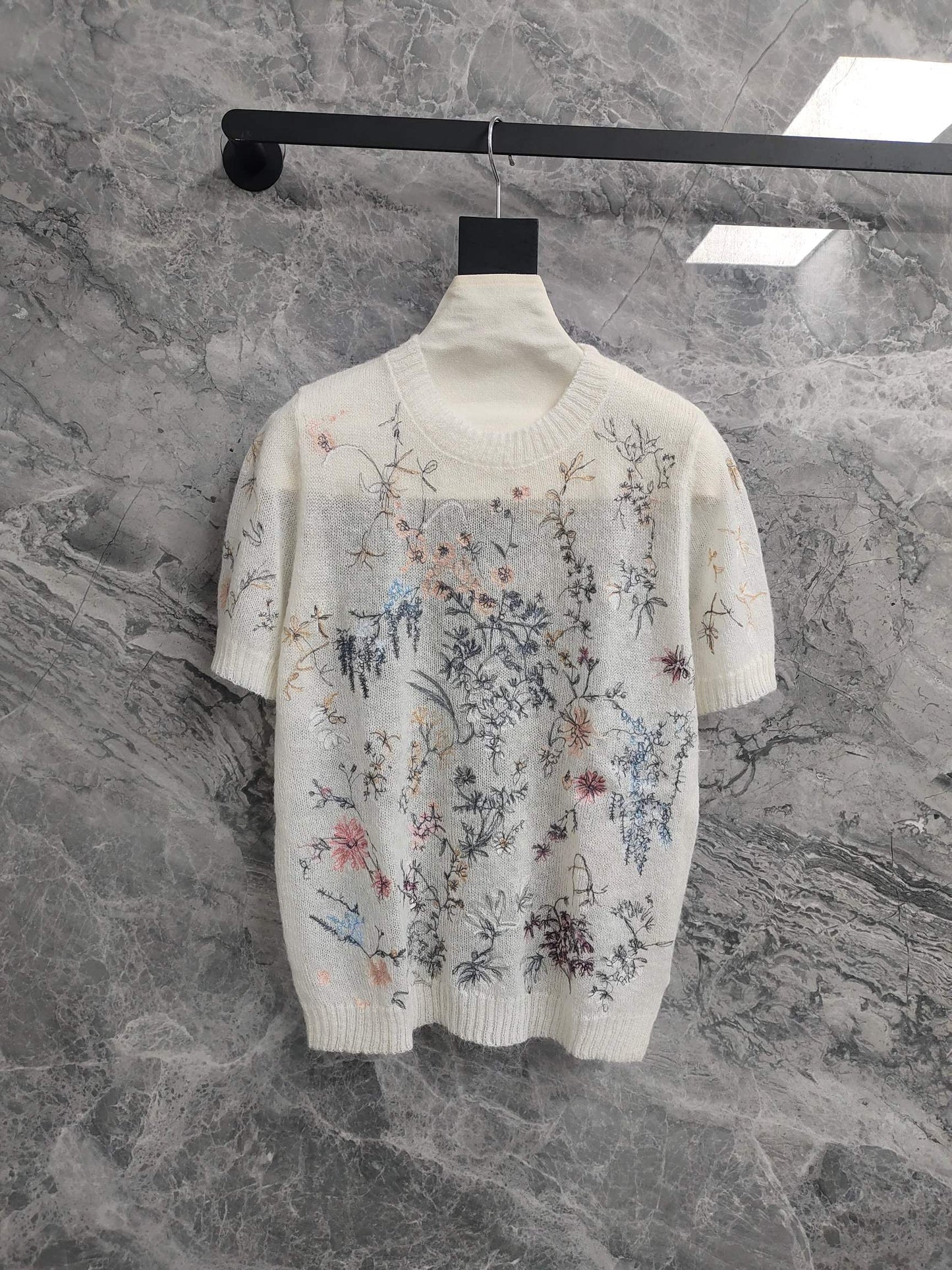 C   White short-sleeved sweater
