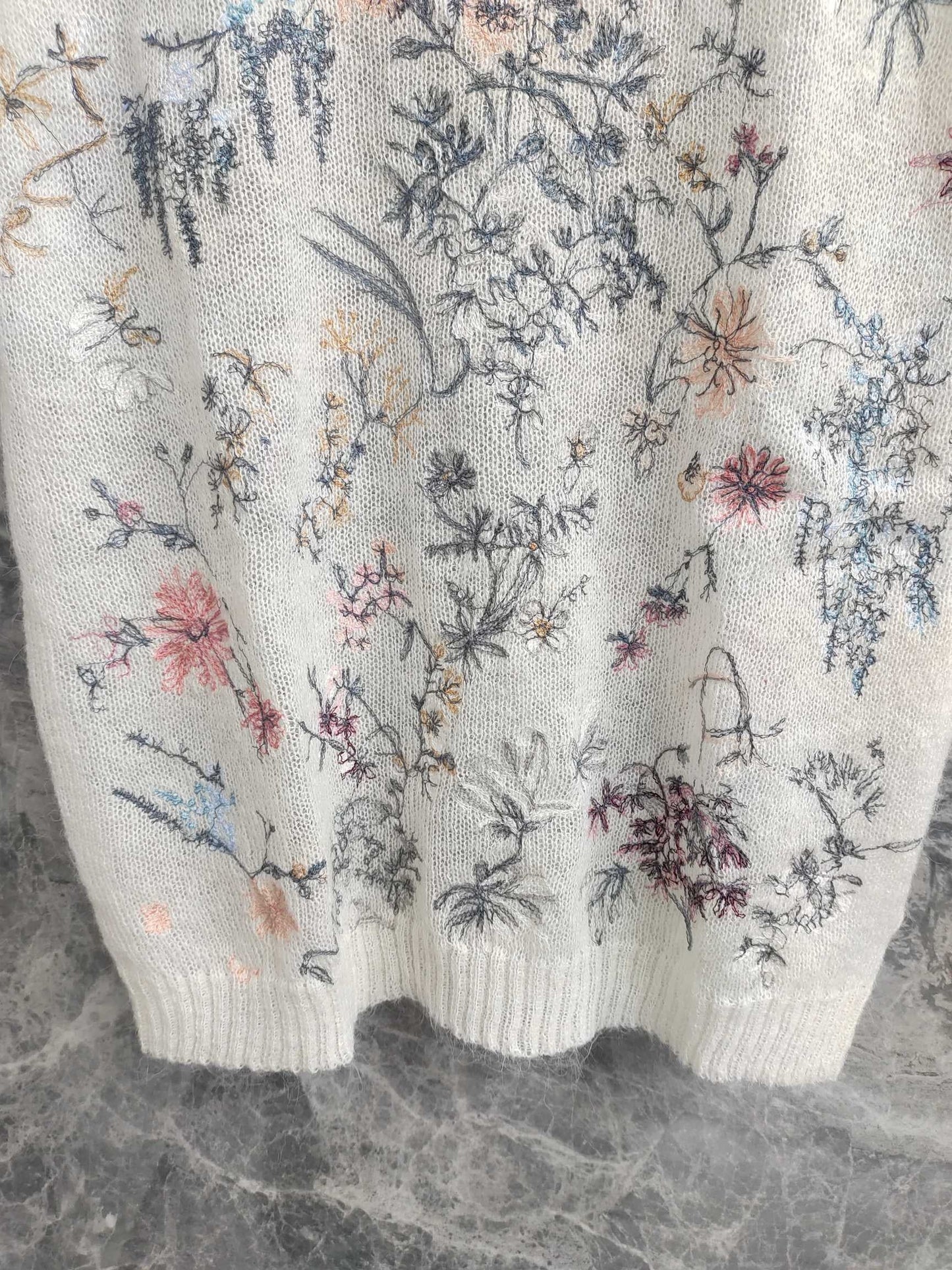 C   White short-sleeved sweater