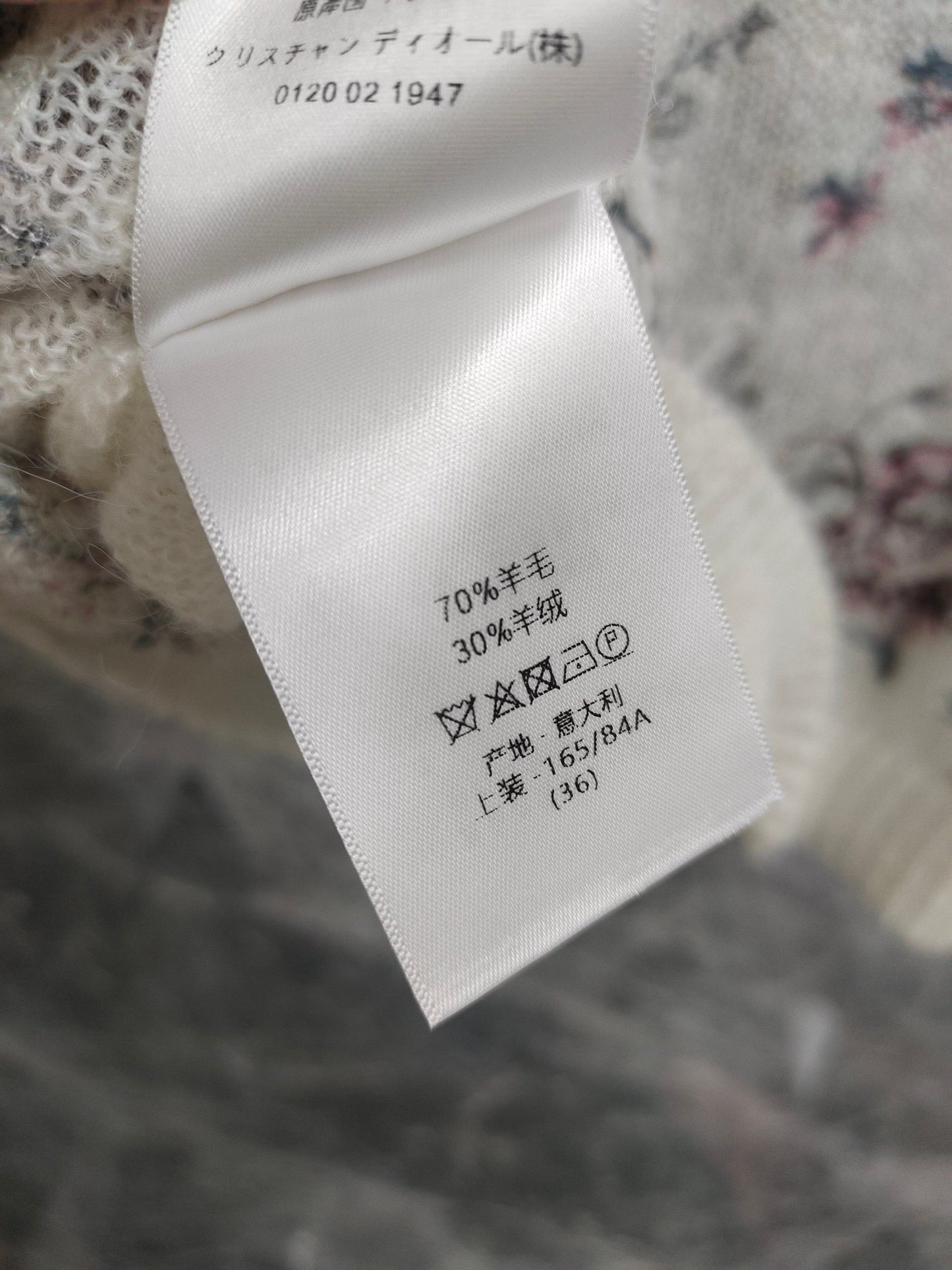 C   White short-sleeved sweater
