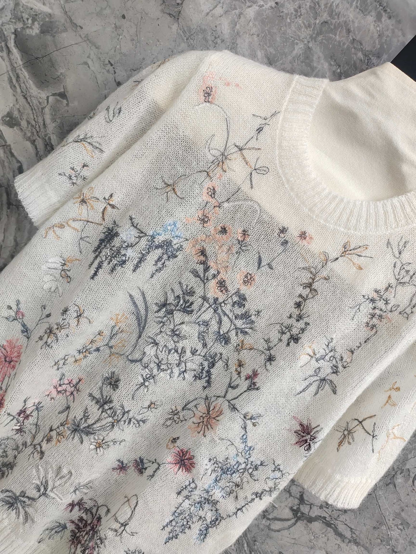 C   White short-sleeved sweater