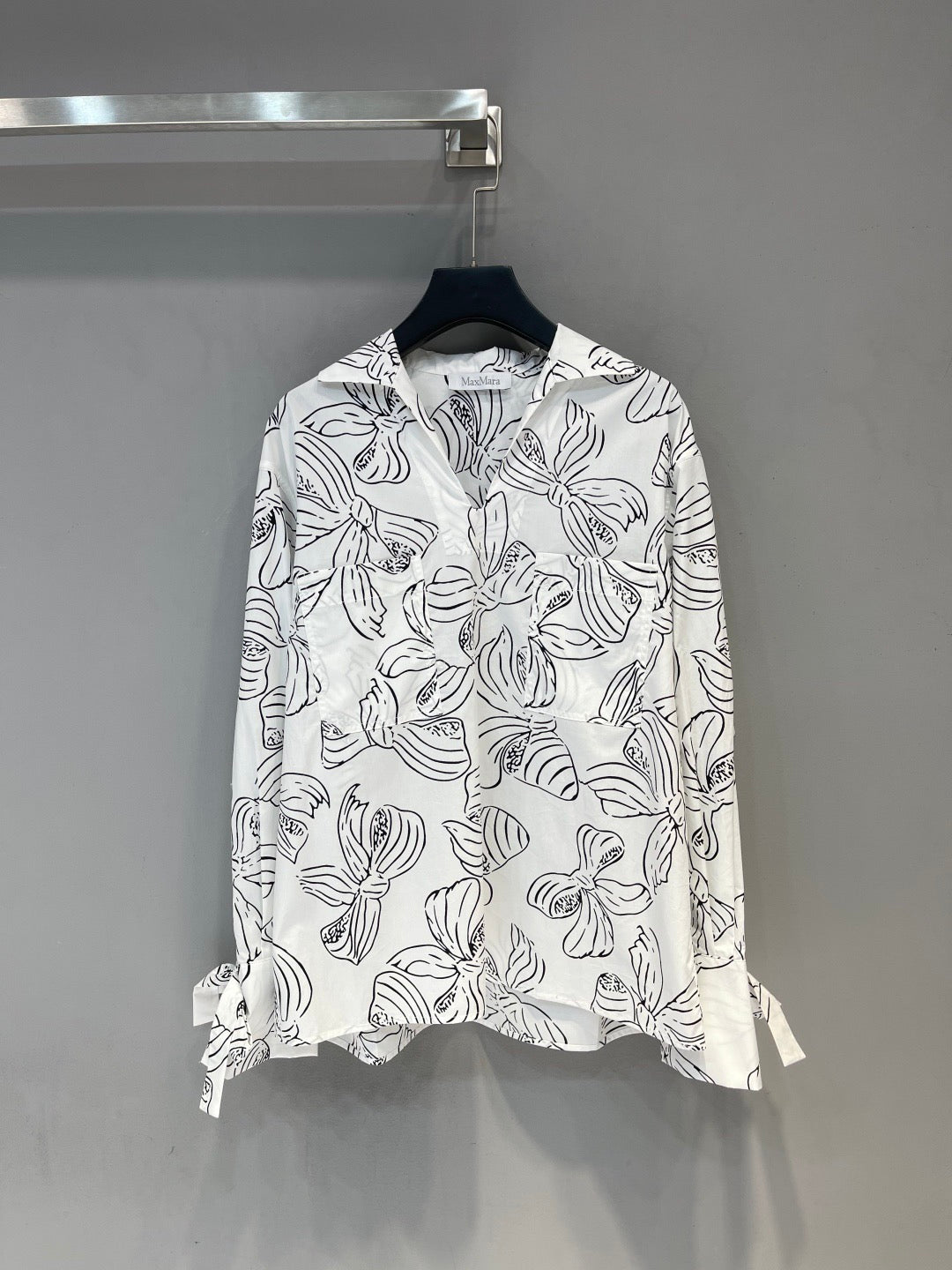 Bow print v-neck long sleeve shirt